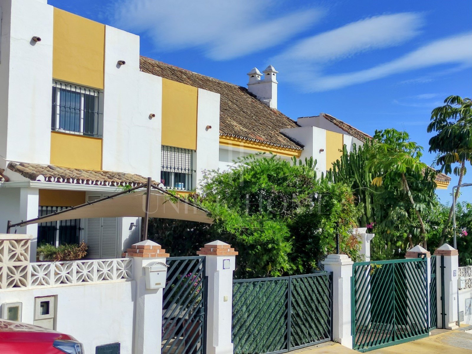 Amplia casa adosada en la codiciada zona de Monte Biarritz, Estepona.
