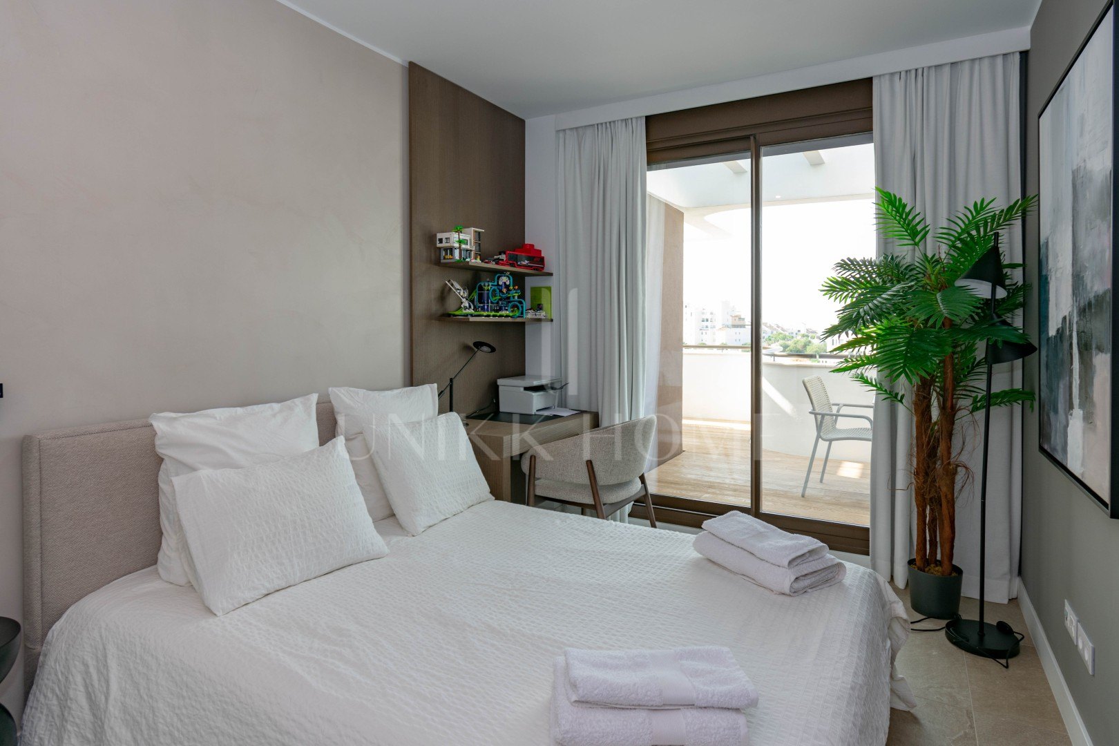 Contemporary Luxury Penthouse with Panoramic Sea Views and Private Rooftop Jacuzzi in Las Mesas, Estepona