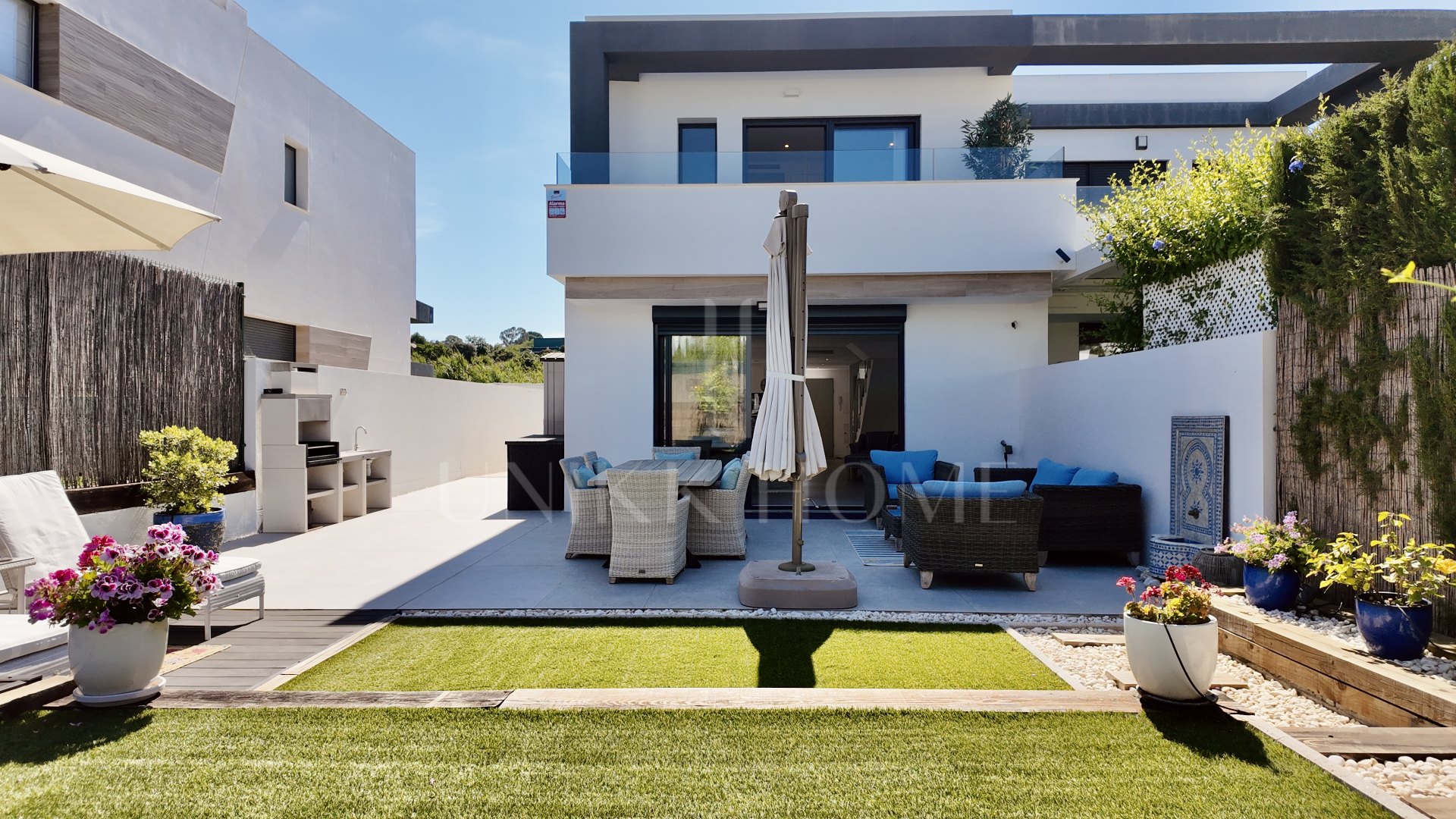 Casa pareada con jardín privado en La Resina, Nueva Milla de Oro de Estepona