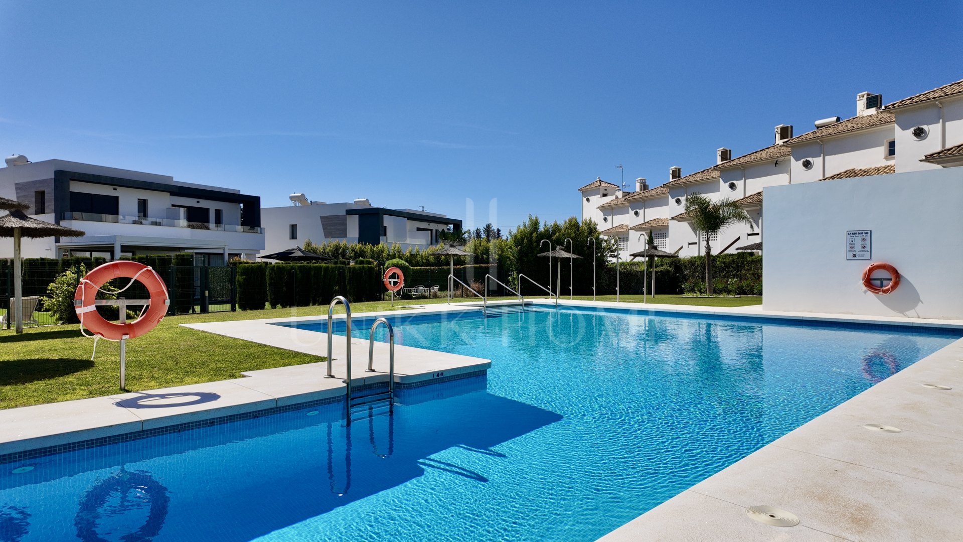 Casa pareada con jardín privado en La Resina, Nueva Milla de Oro de Estepona