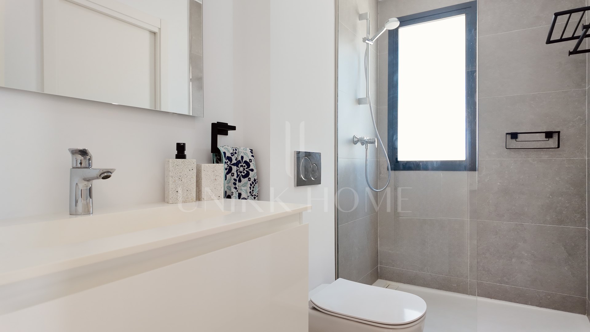 Casa pareada con jardín privado en La Resina, Nueva Milla de Oro de Estepona