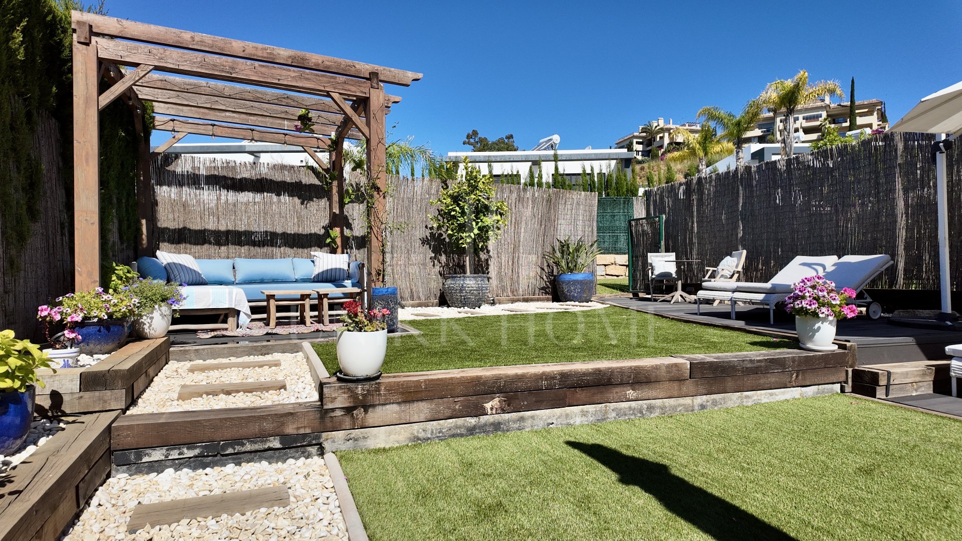 Casa pareada con jardín privado en La Resina, Nueva Milla de Oro de Estepona