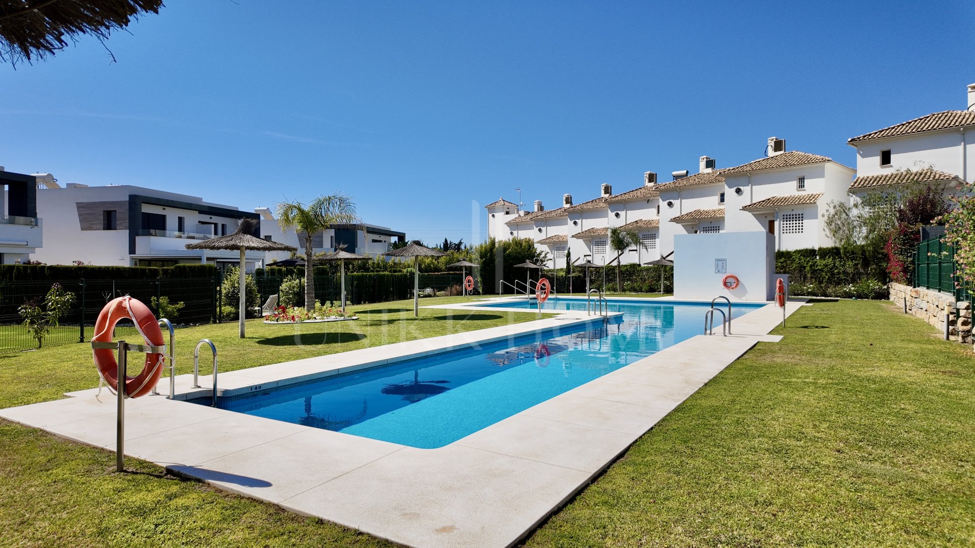 Casa pareada con jardín privado en La Resina, Nueva Milla de Oro de Estepona