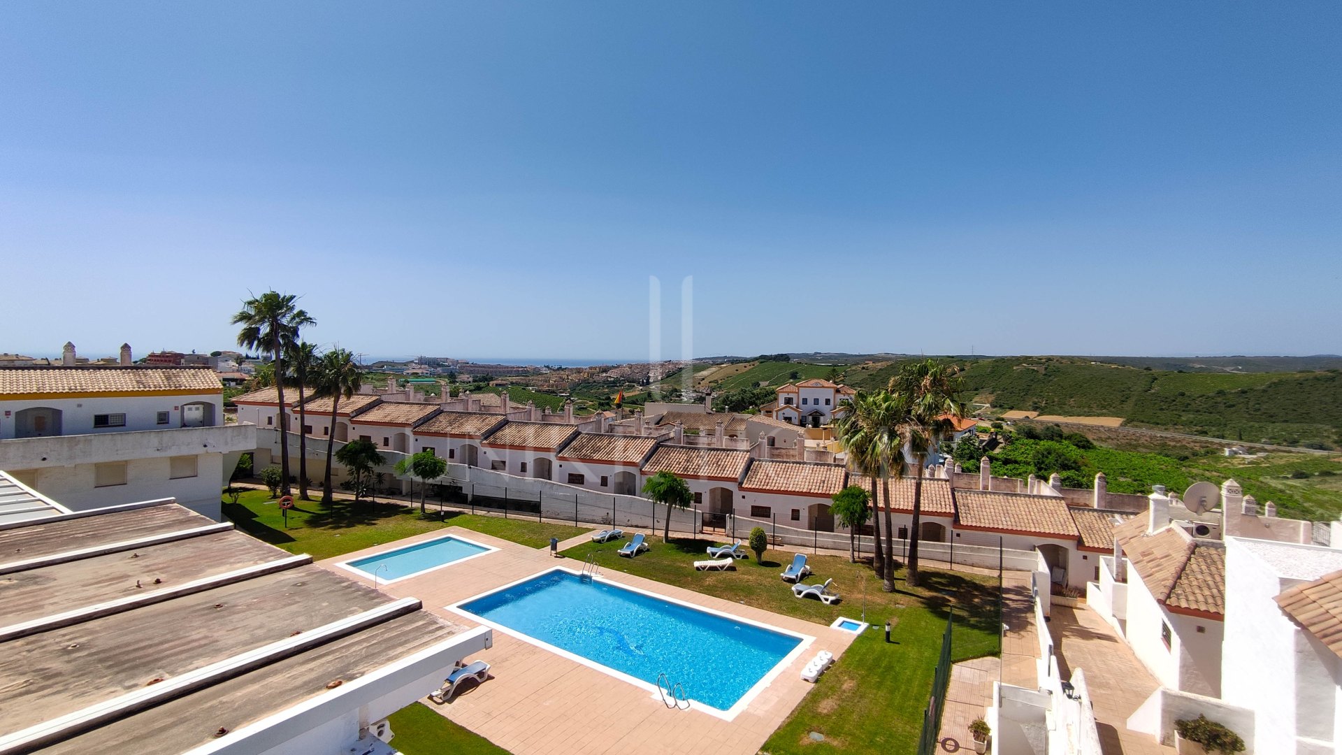 Dúplex de 2 dormitorios con solárium, garaje privado y acceso directo a piscina en Royal Manilva