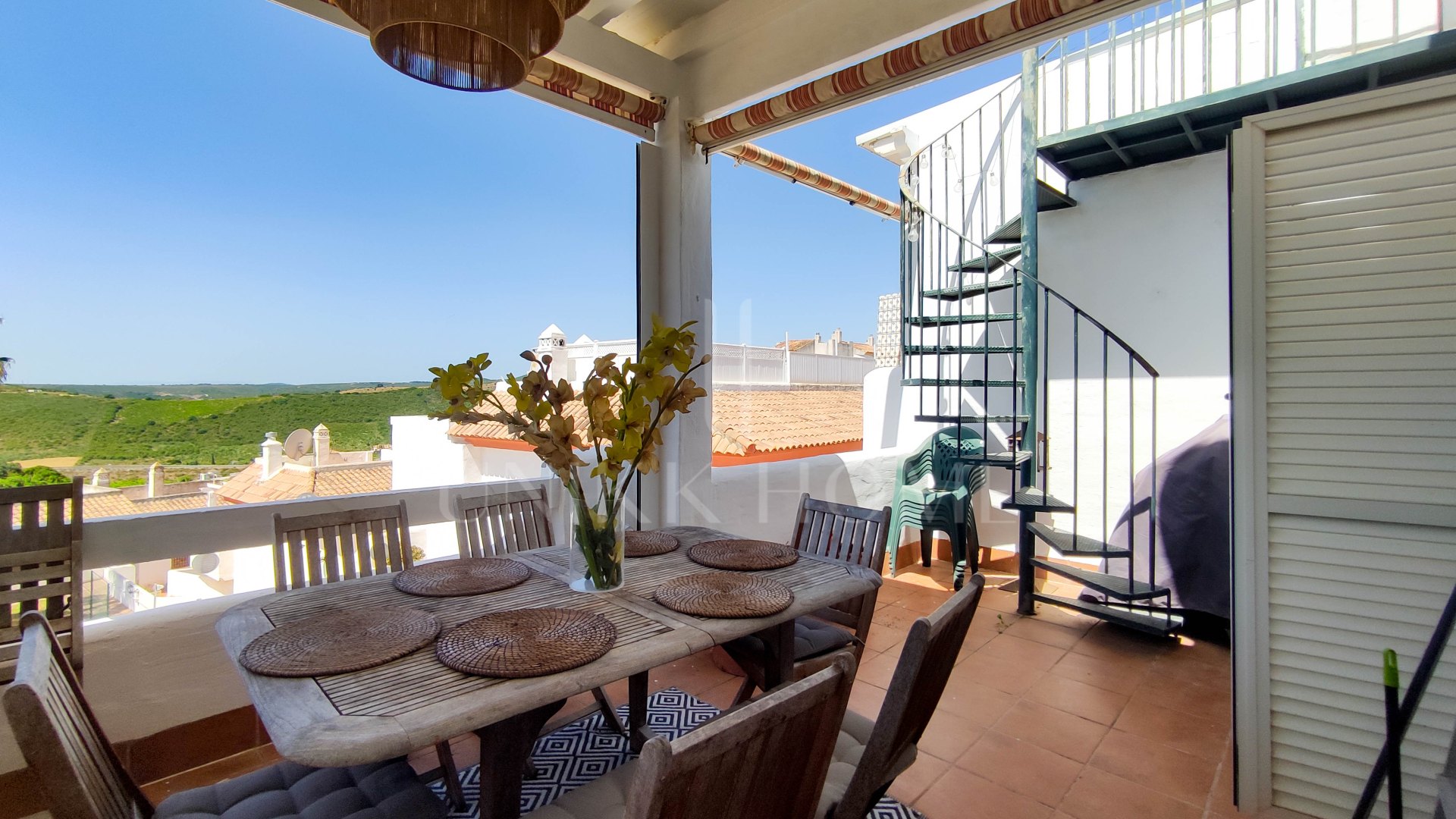Dúplex de 2 dormitorios con solárium, garaje privado y acceso directo a piscina en Royal Manilva