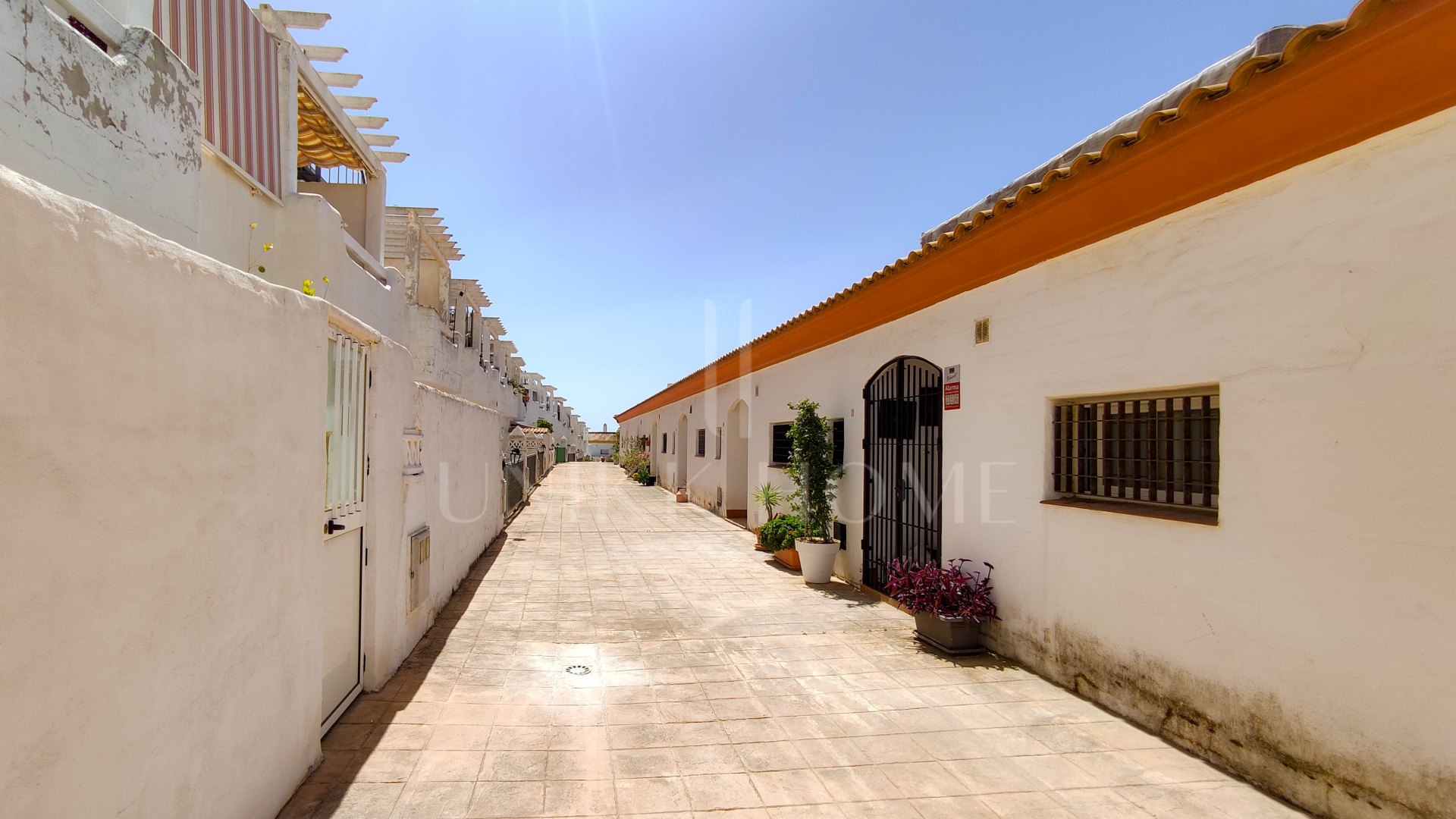 Dúplex de 2 dormitorios con solárium, garaje privado y acceso directo a piscina en Royal Manilva