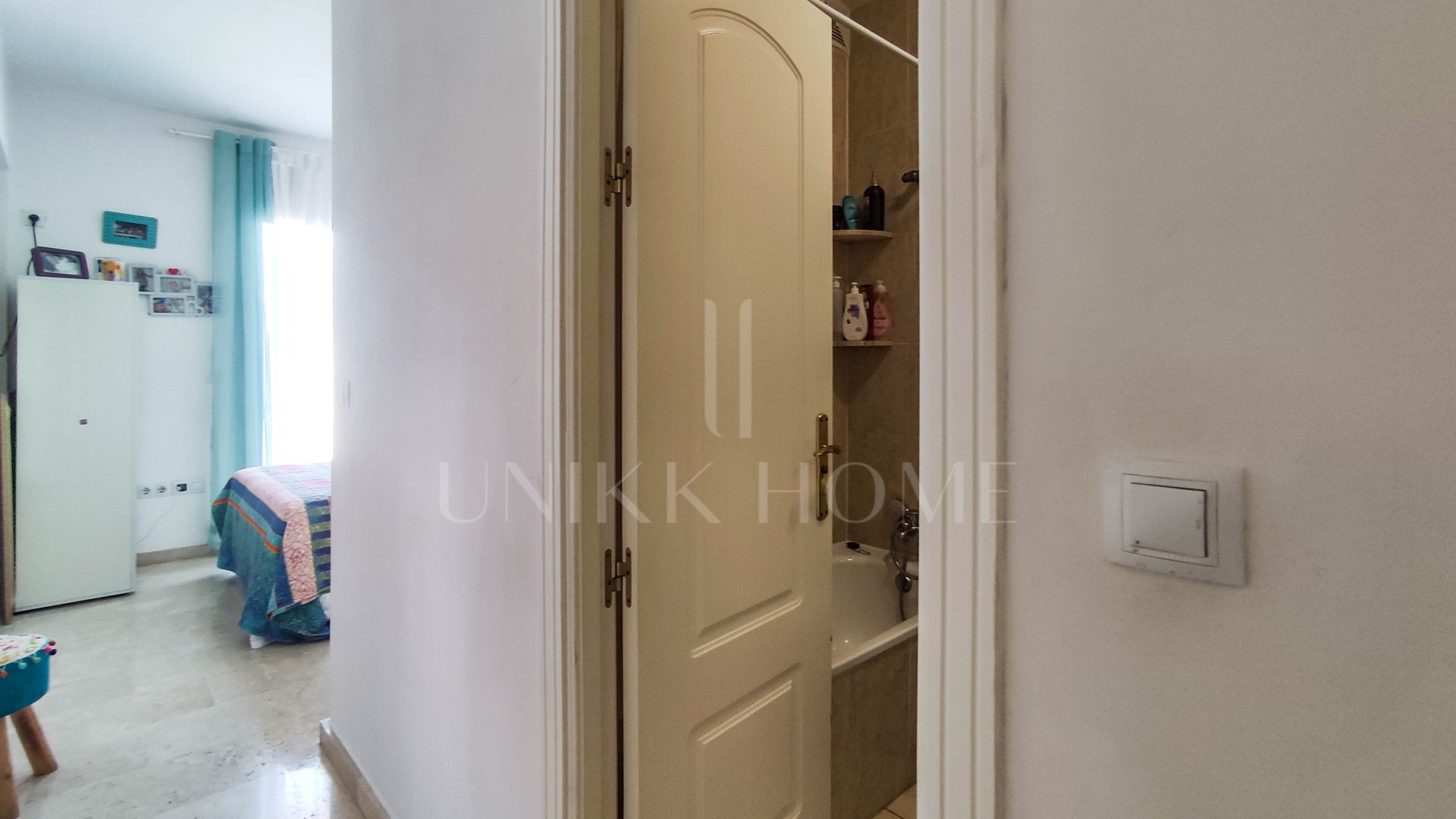 Dúplex de 2 dormitorios con solárium, garaje privado y acceso directo a piscina en Royal Manilva