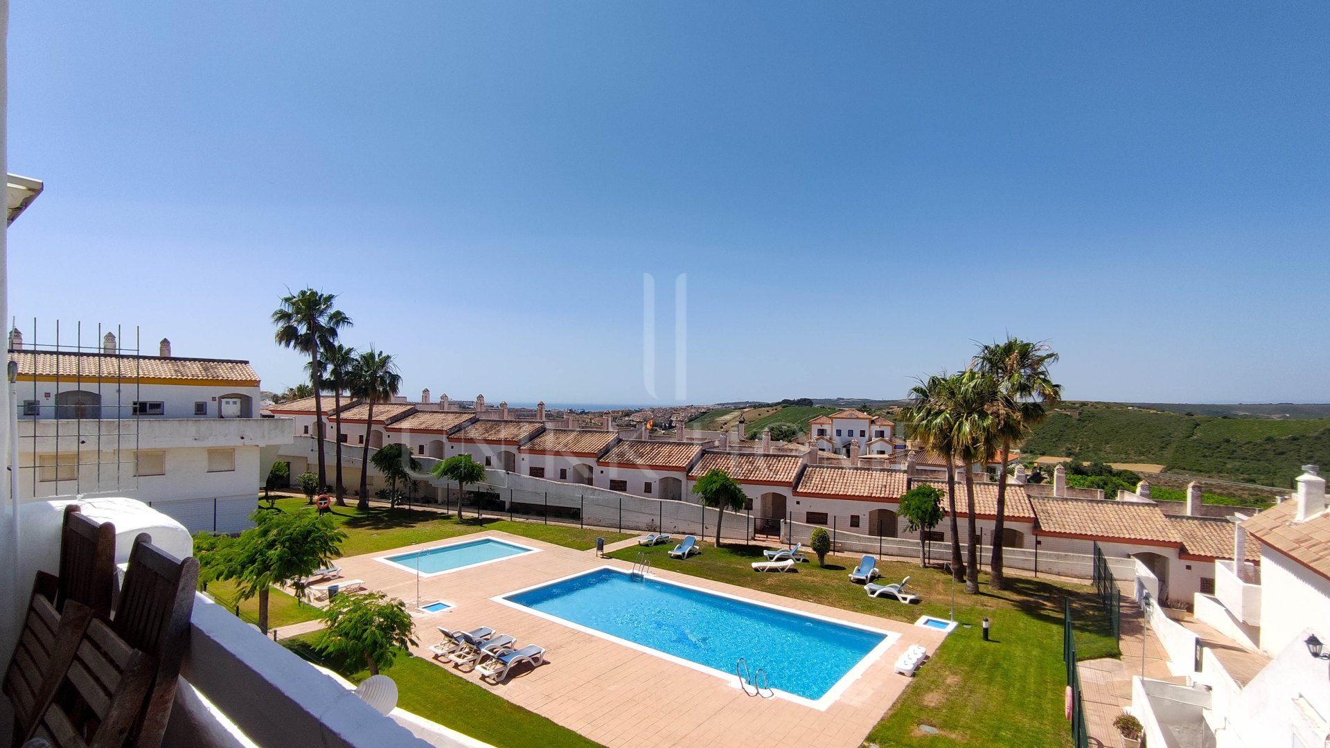 Dúplex de 2 dormitorios con solárium, garaje privado y acceso directo a piscina en Royal Manilva