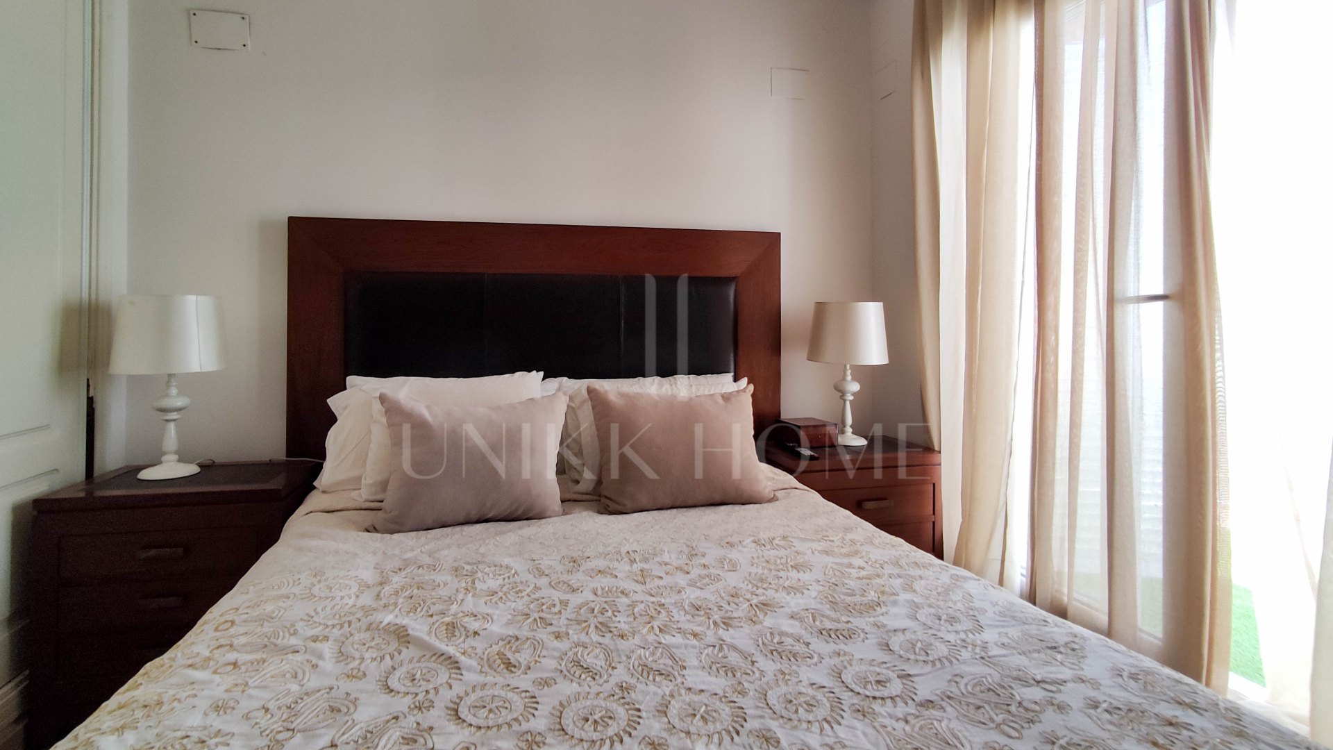 Dúplex de 2 dormitorios con solárium, garaje privado y acceso directo a piscina en Royal Manilva