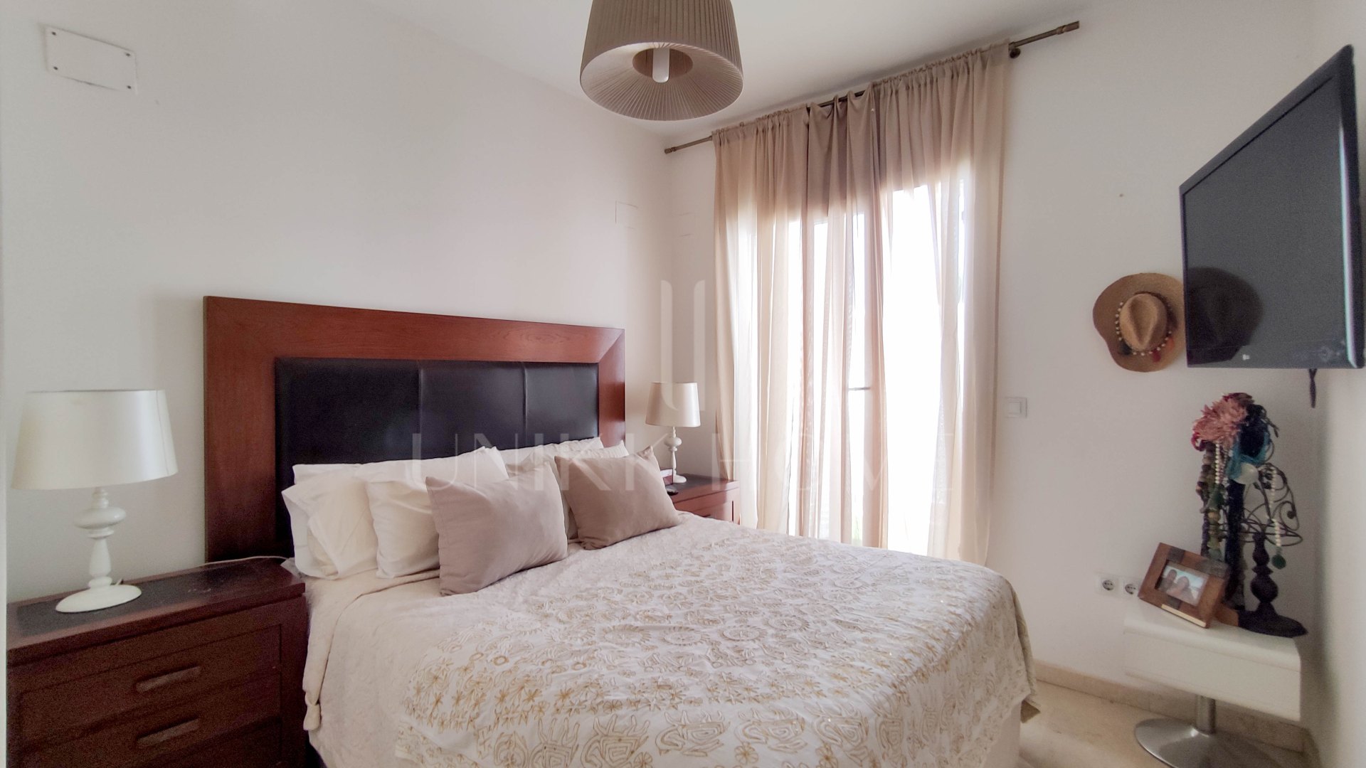 Dúplex de 2 dormitorios con solárium, garaje privado y acceso directo a piscina en Royal Manilva