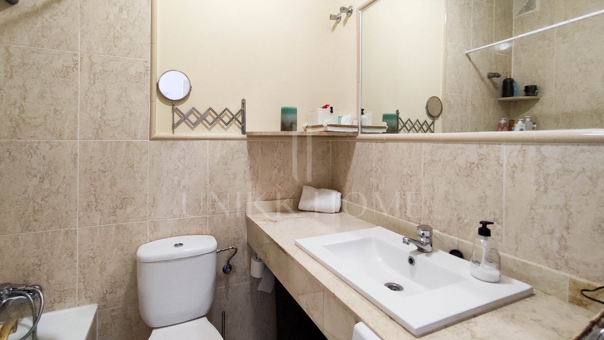 Dúplex de 2 dormitorios con solárium, garaje privado y acceso directo a piscina en Royal Manilva