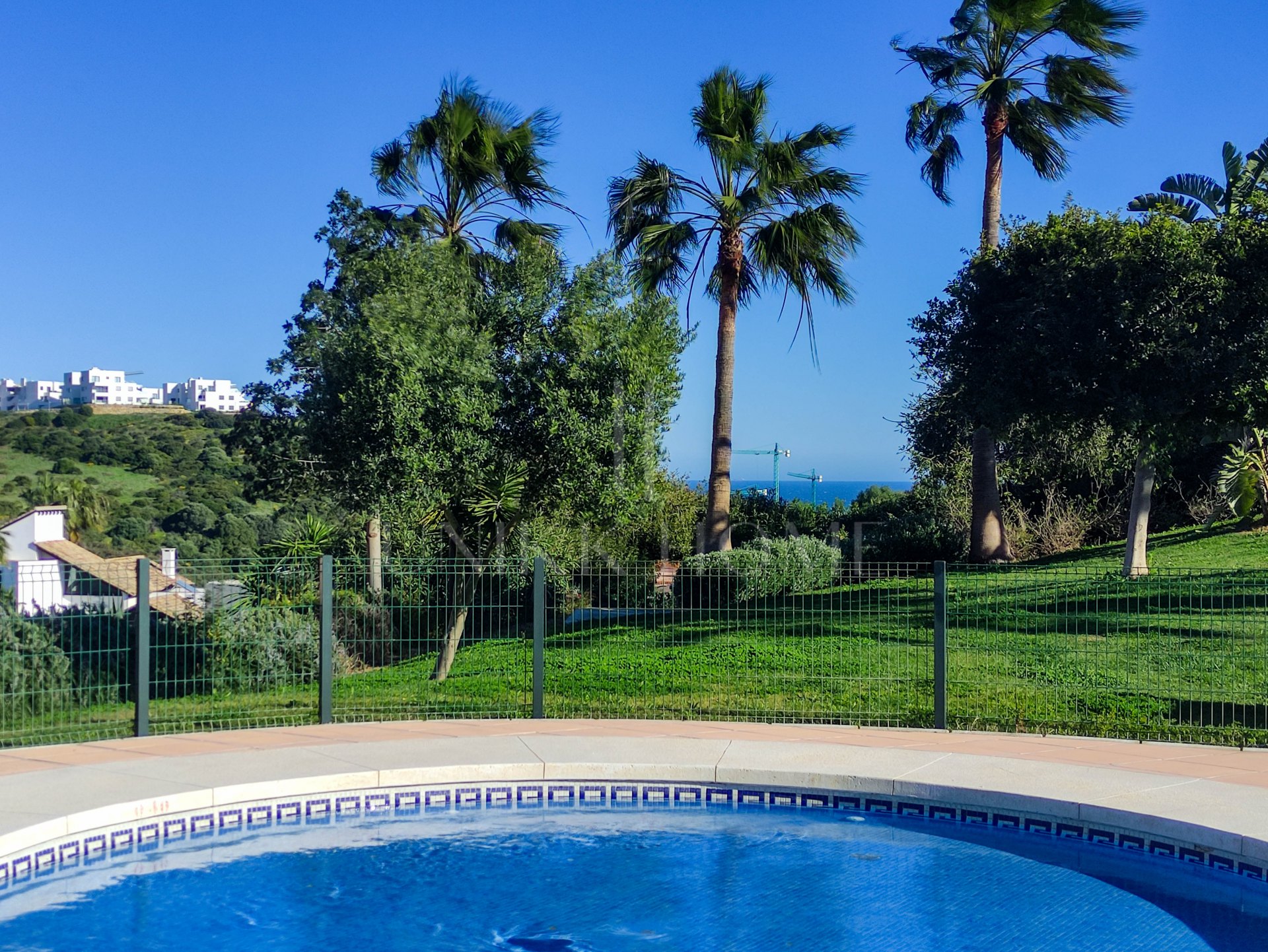 Ático con solárium privado de 80 m² y vistas abiertas – Casares Costa