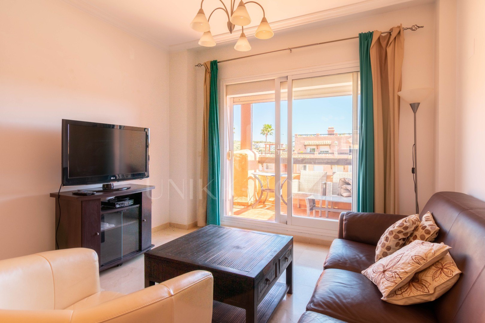 Ático con solárium privado de 80 m² y vistas abiertas – Casares Costa