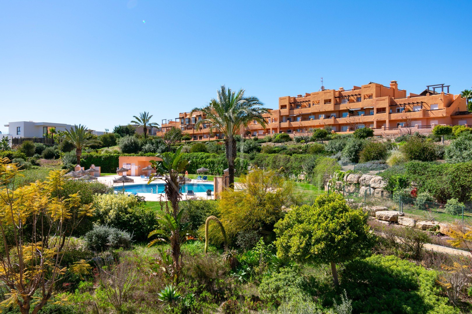 Ático con solárium privado de 80 m² y vistas abiertas – Casares Costa