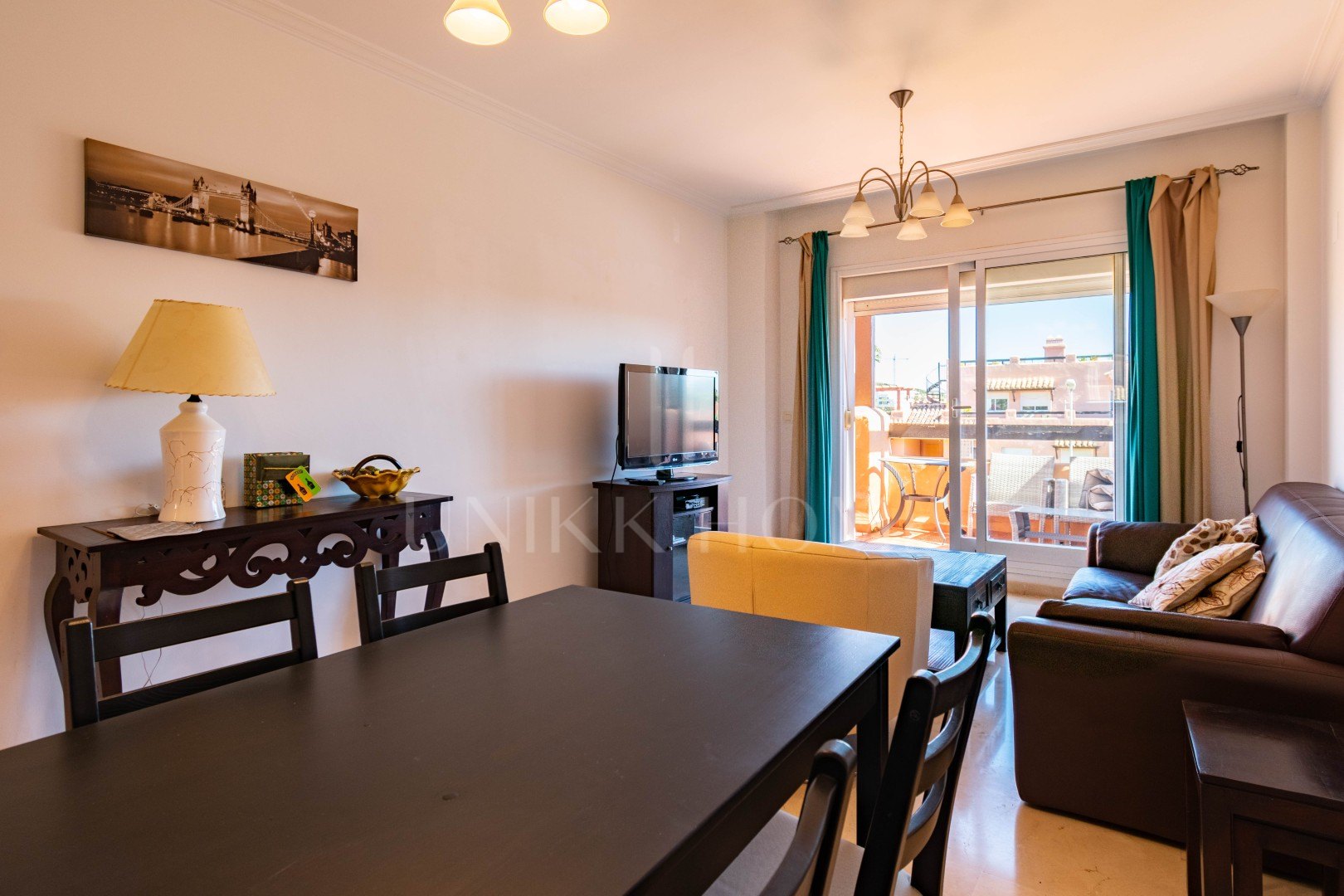 Ático con solárium privado de 80 m² y vistas abiertas – Casares Costa