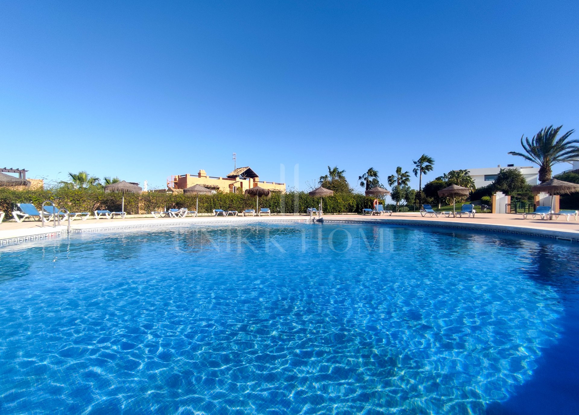 Ático con solárium privado de 80 m² y vistas abiertas – Casares Costa