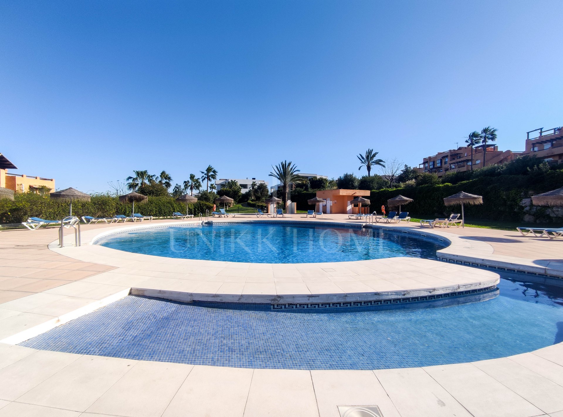 Ático con solárium privado de 80 m² y vistas abiertas – Casares Costa