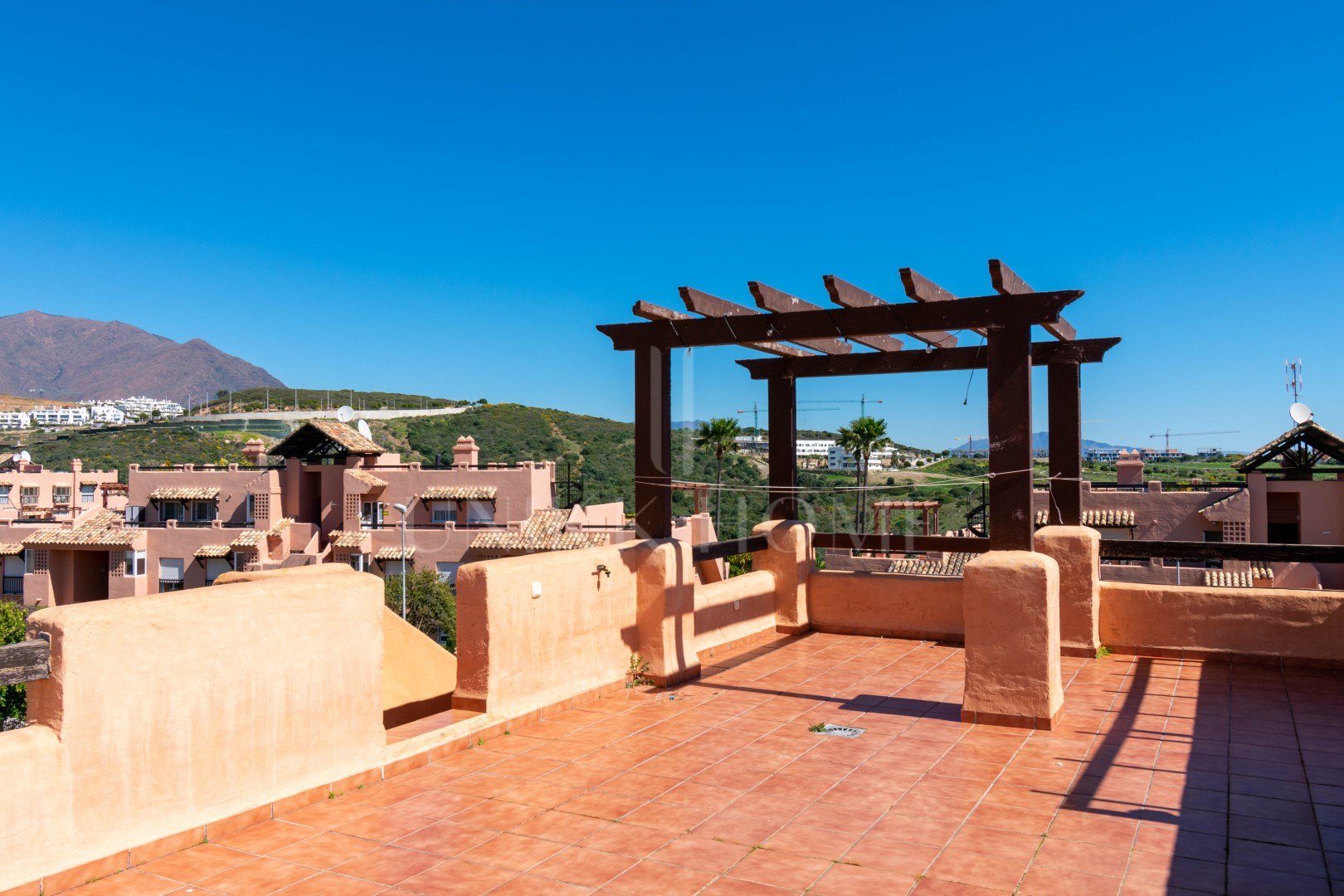 Ático con solárium privado de 80 m² y vistas abiertas – Casares Costa