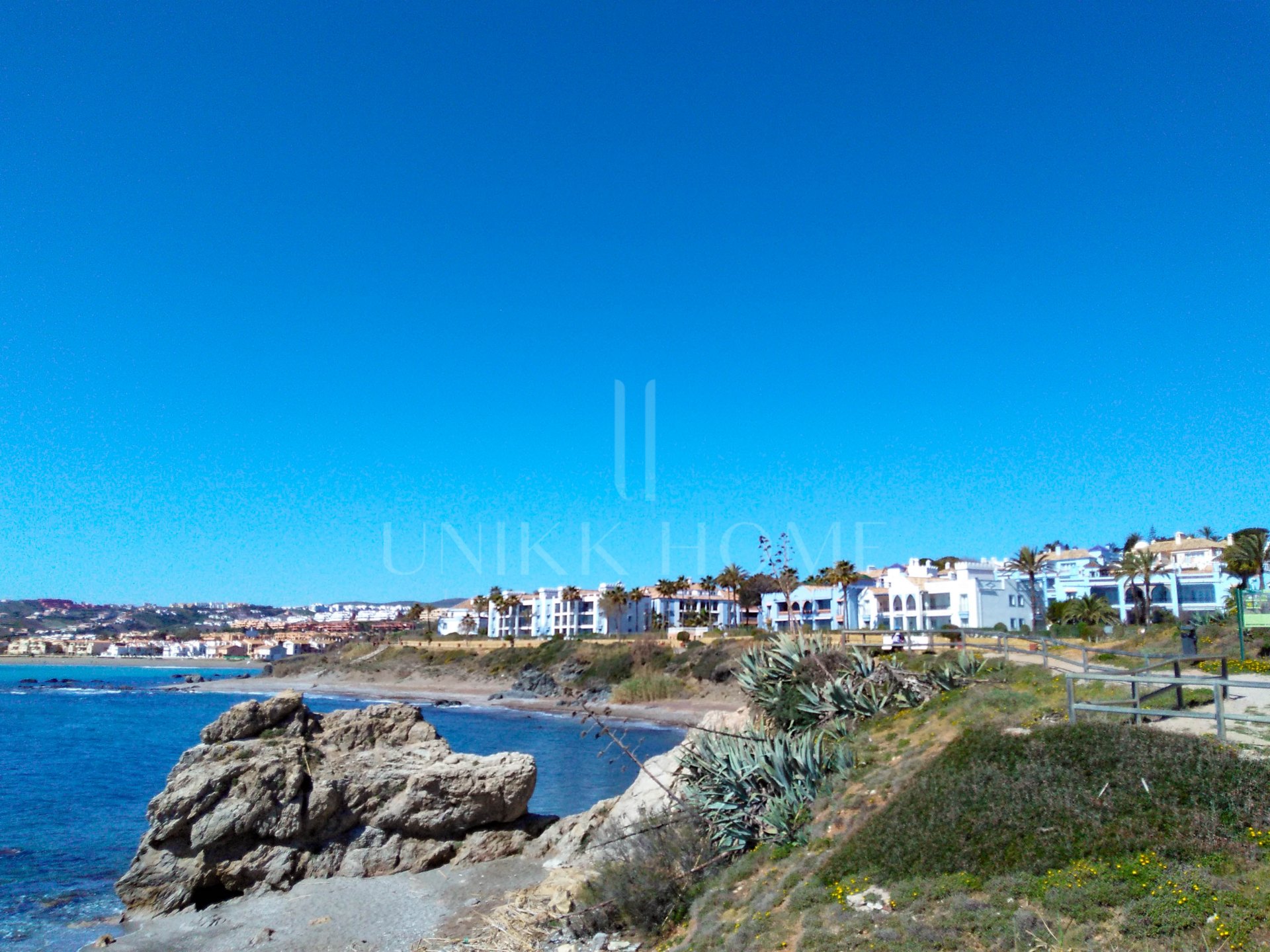 Ático con solárium privado de 80 m² y vistas abiertas – Casares Costa