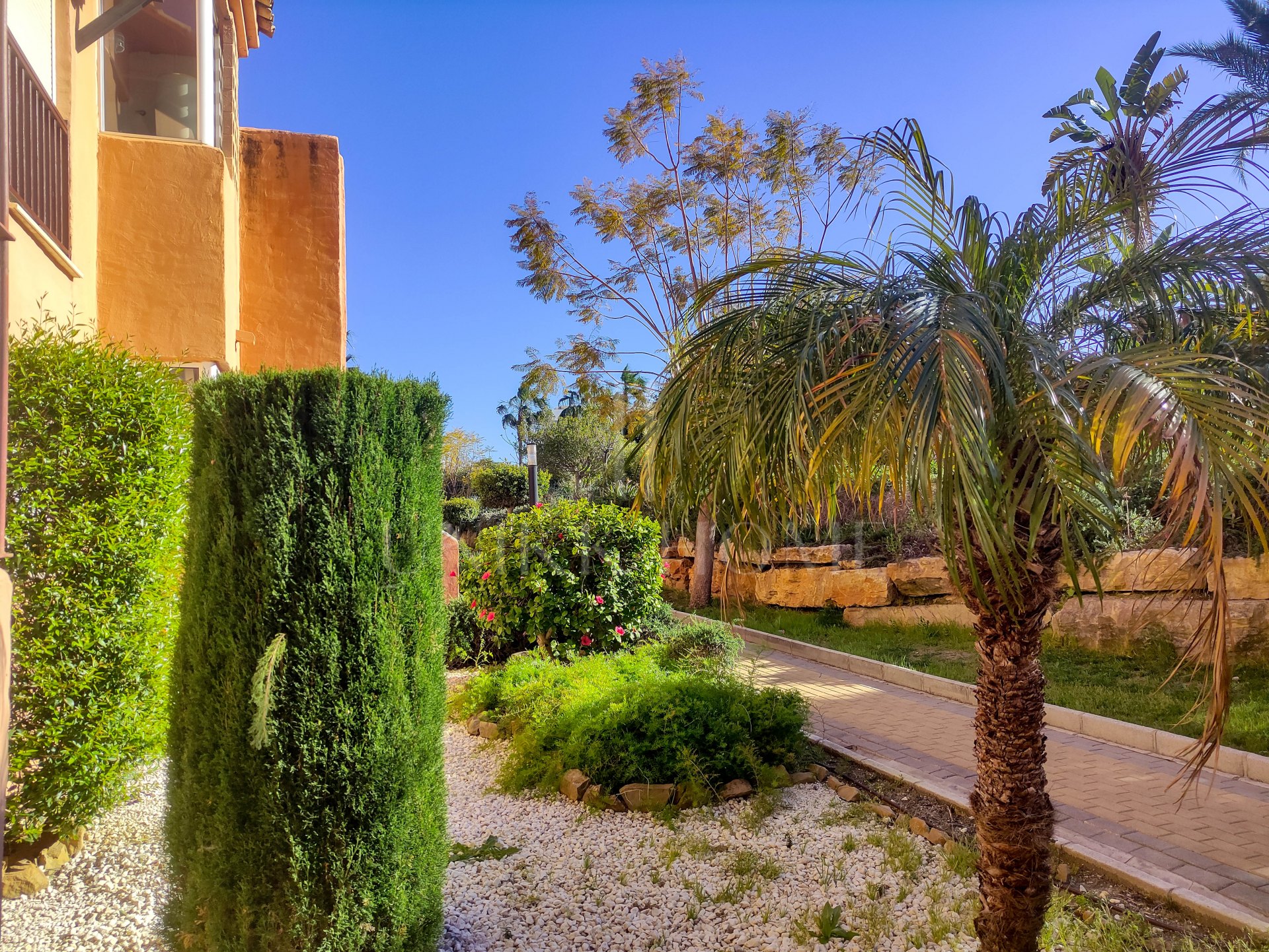 Ático con solárium privado de 80 m² y vistas abiertas – Casares Costa