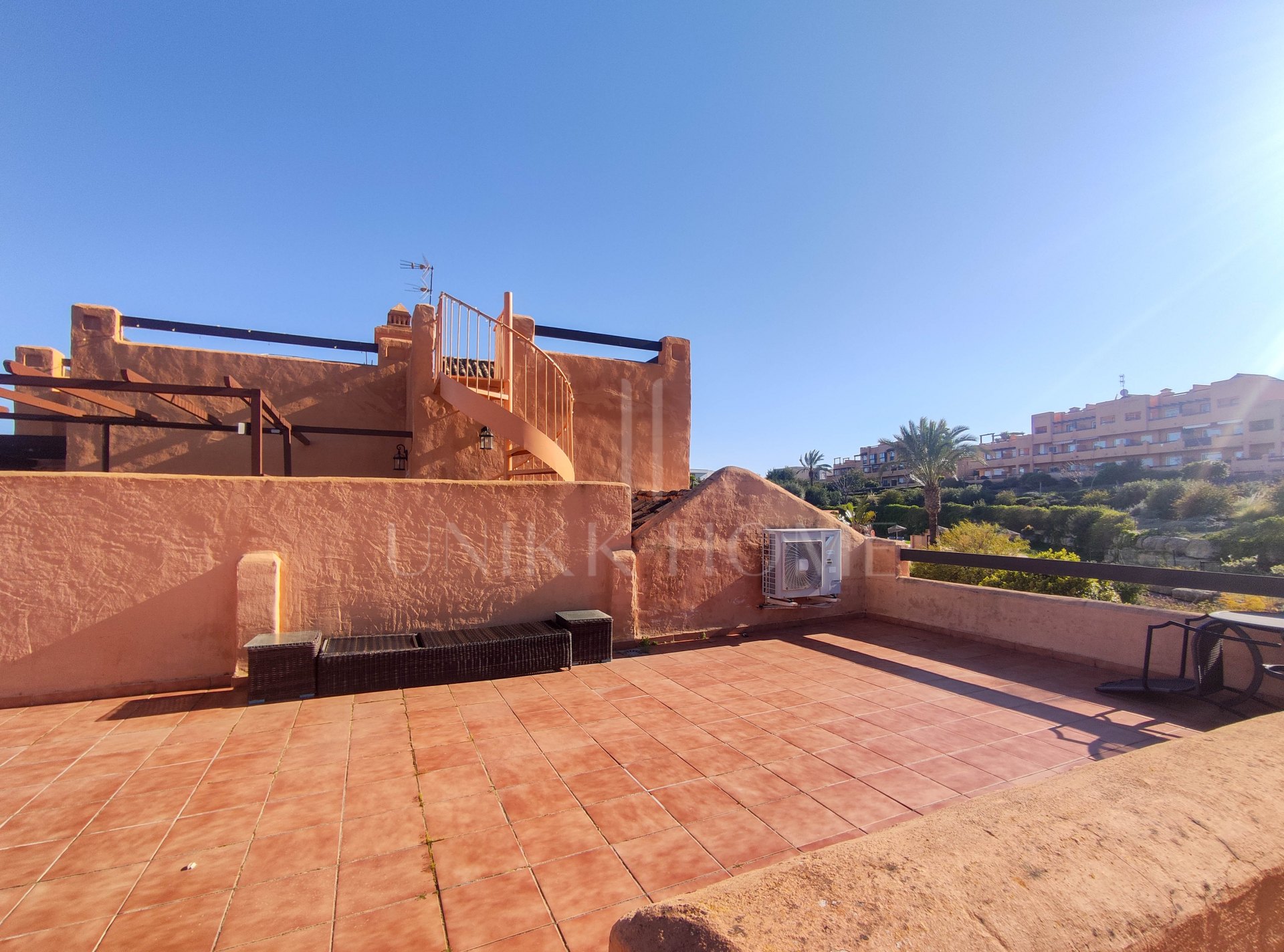 Ático con solárium privado de 80 m² y vistas abiertas – Casares Costa