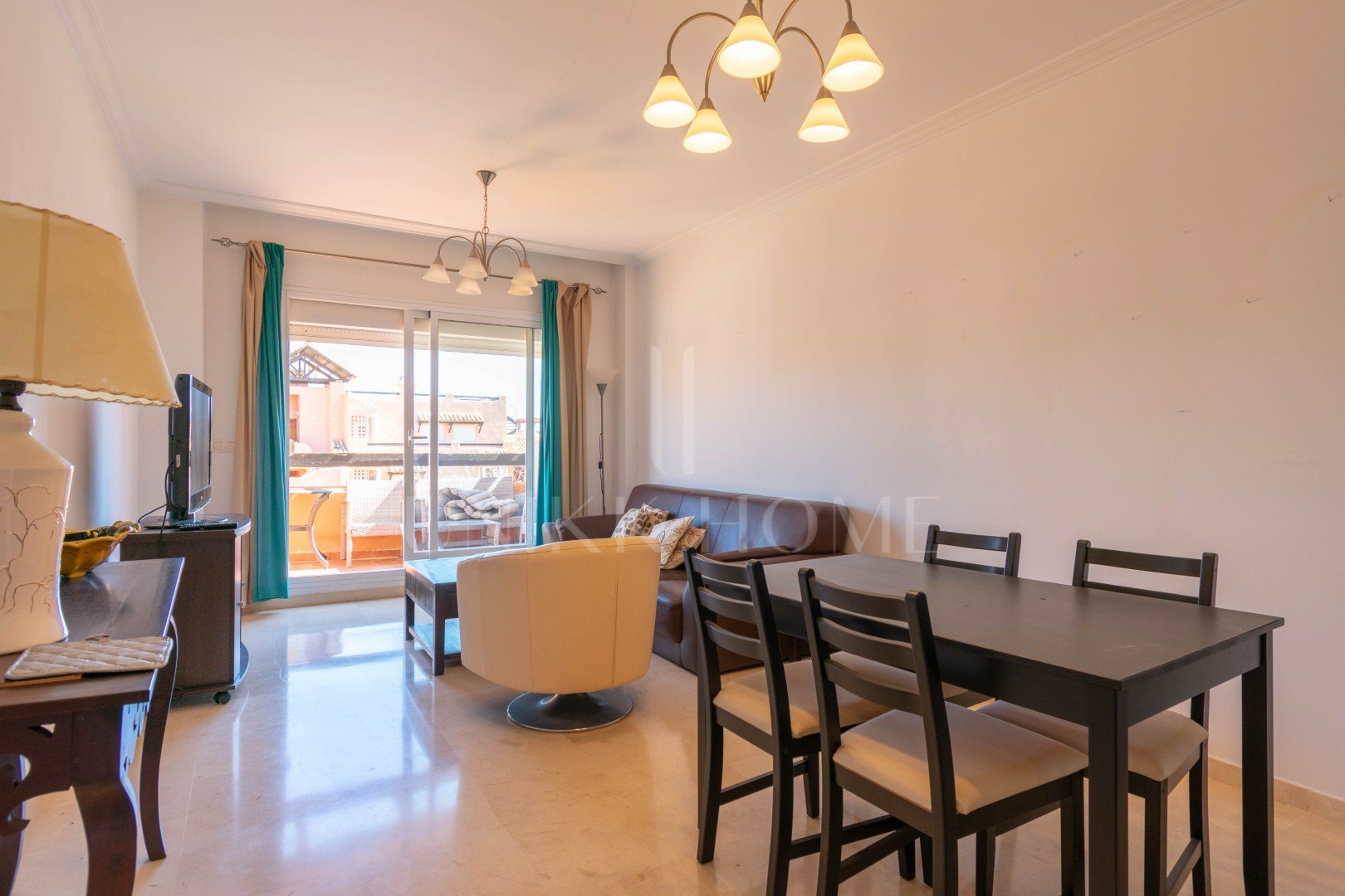 Ático con solárium privado de 80 m² y vistas abiertas – Casares Costa