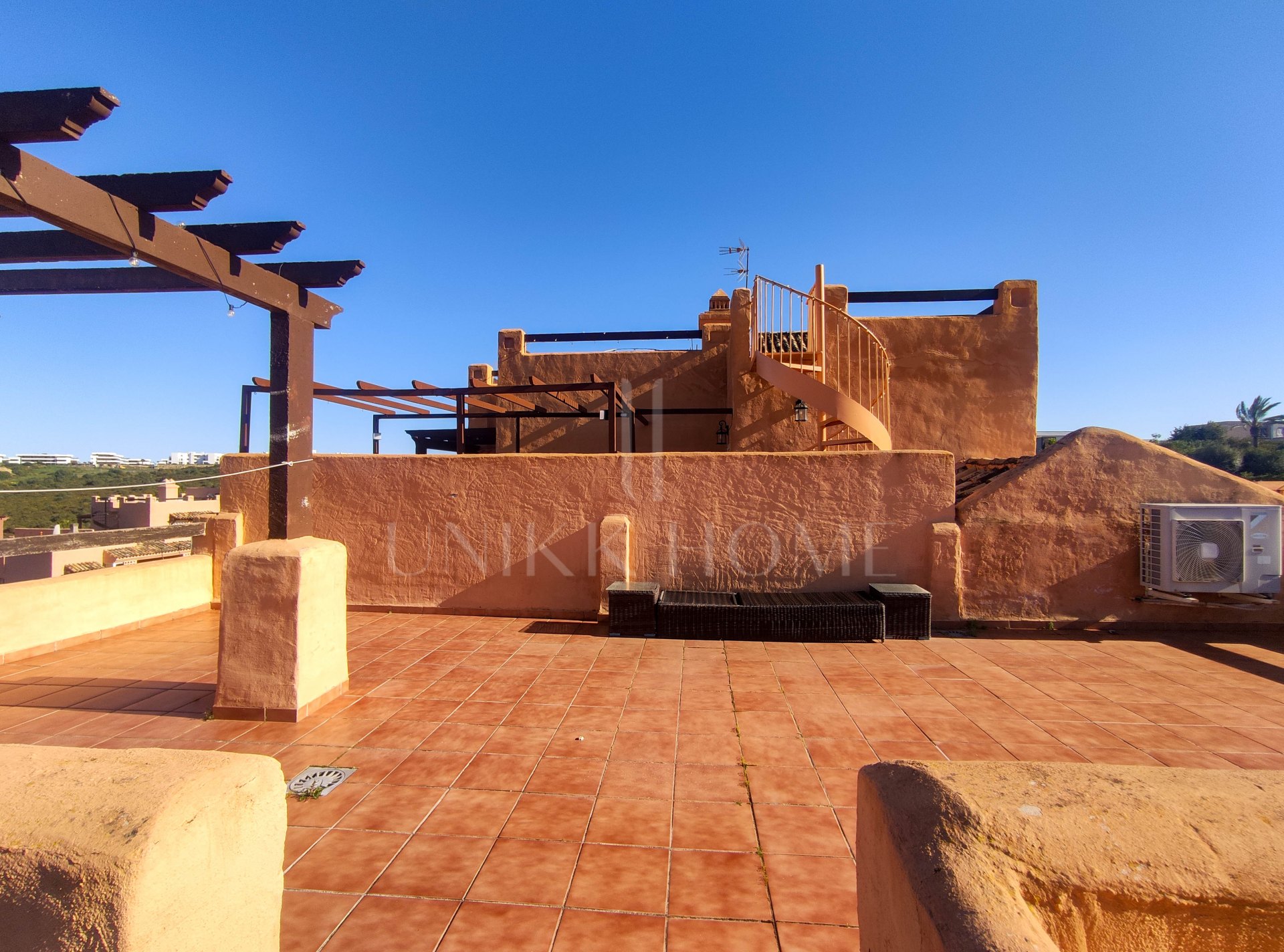 Ático con solárium privado de 80 m² y vistas abiertas – Casares Costa