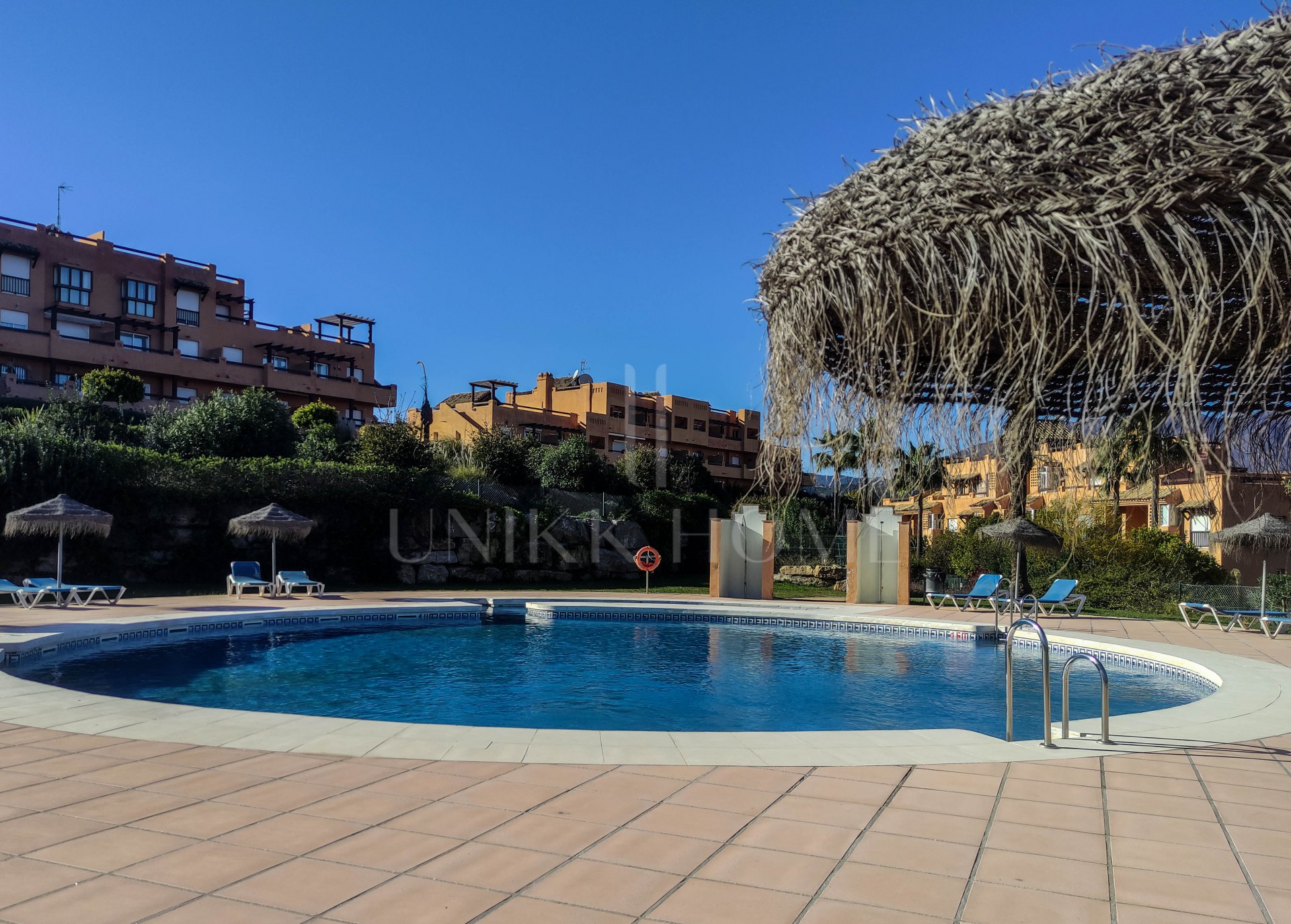 Ático con solárium privado de 80 m² y vistas abiertas – Casares Costa