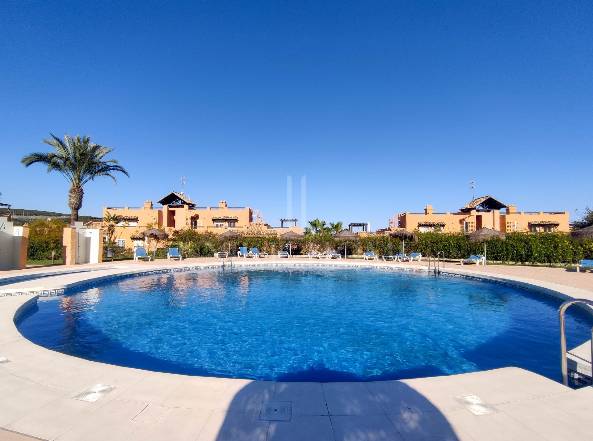 Ático con solárium privado de 80 m² y vistas abiertas – Casares Costa