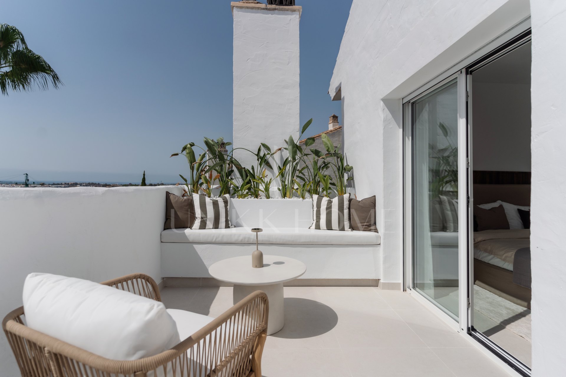 Ático Dúplex en Esquina con Piscina Plunge Privada y Vistas al Mar