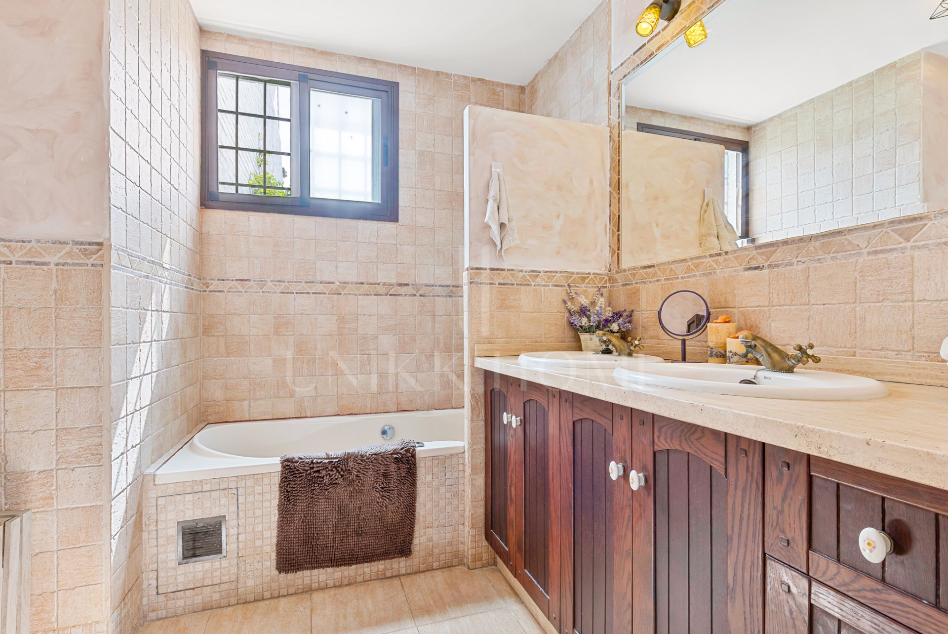 Apartment in corner of 4 bedrooms with terrace of 50 m2 in the Golden Mile (Nagüeles).