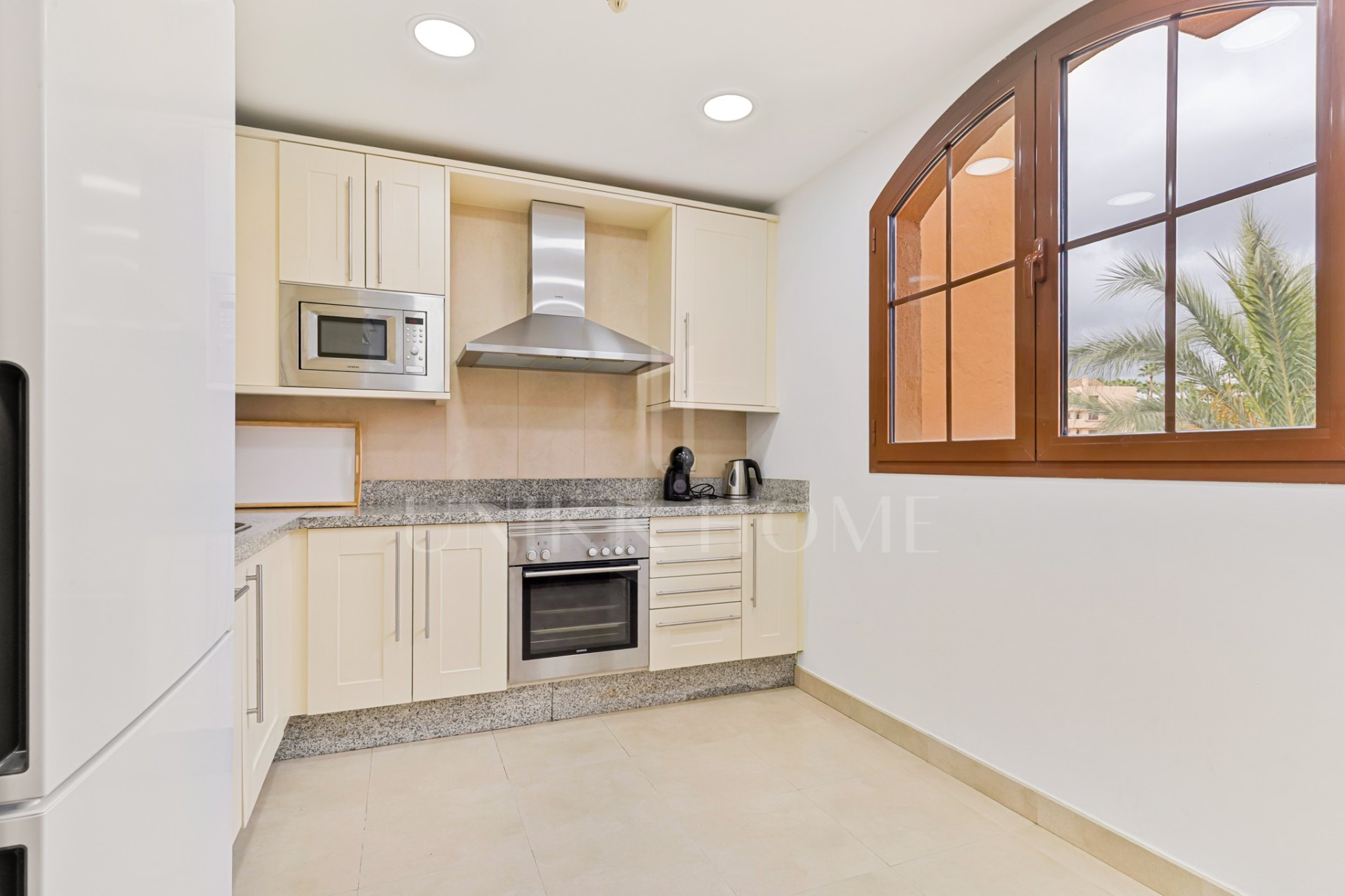 Light filled, well maintained apartment with excellent views in Gazules del Sol.