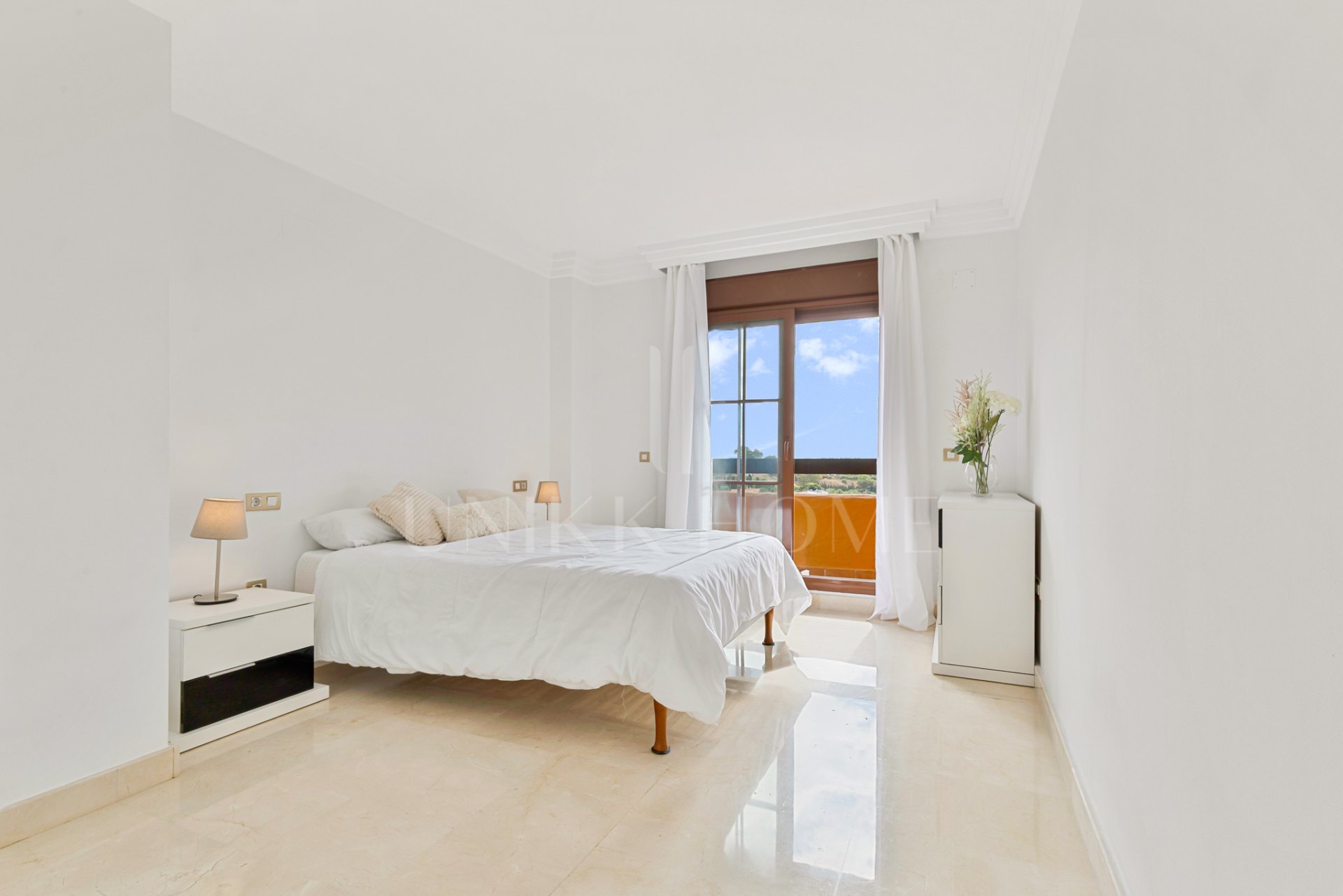 Light filled, well maintained apartment with excellent views in Gazules del Sol.