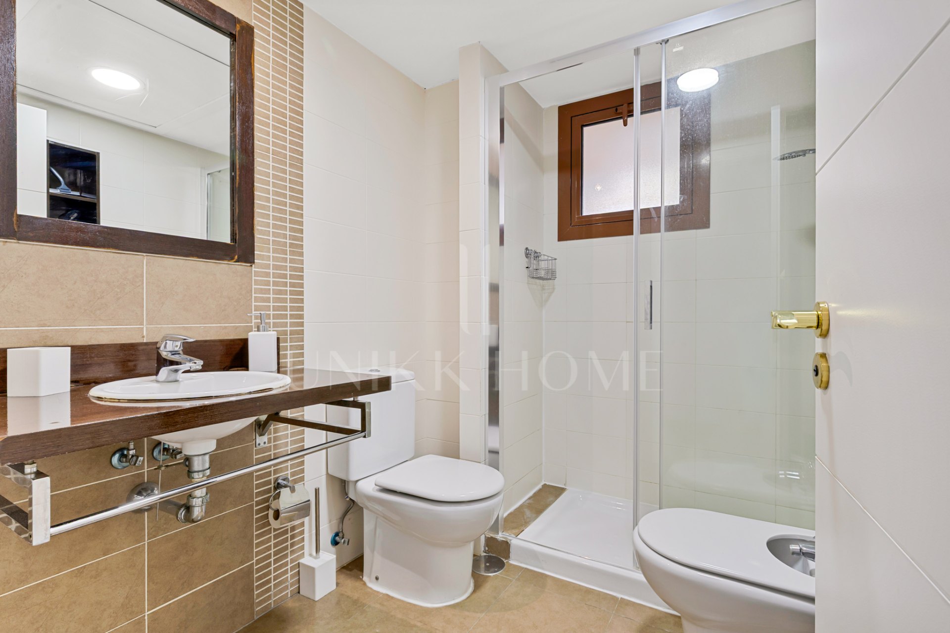 Light filled, well maintained apartment with excellent views in Gazules del Sol.