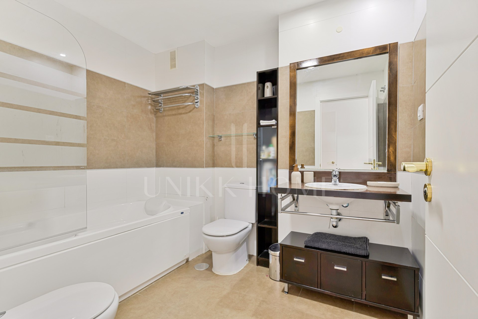 Light filled, well maintained apartment with excellent views in Gazules del Sol.