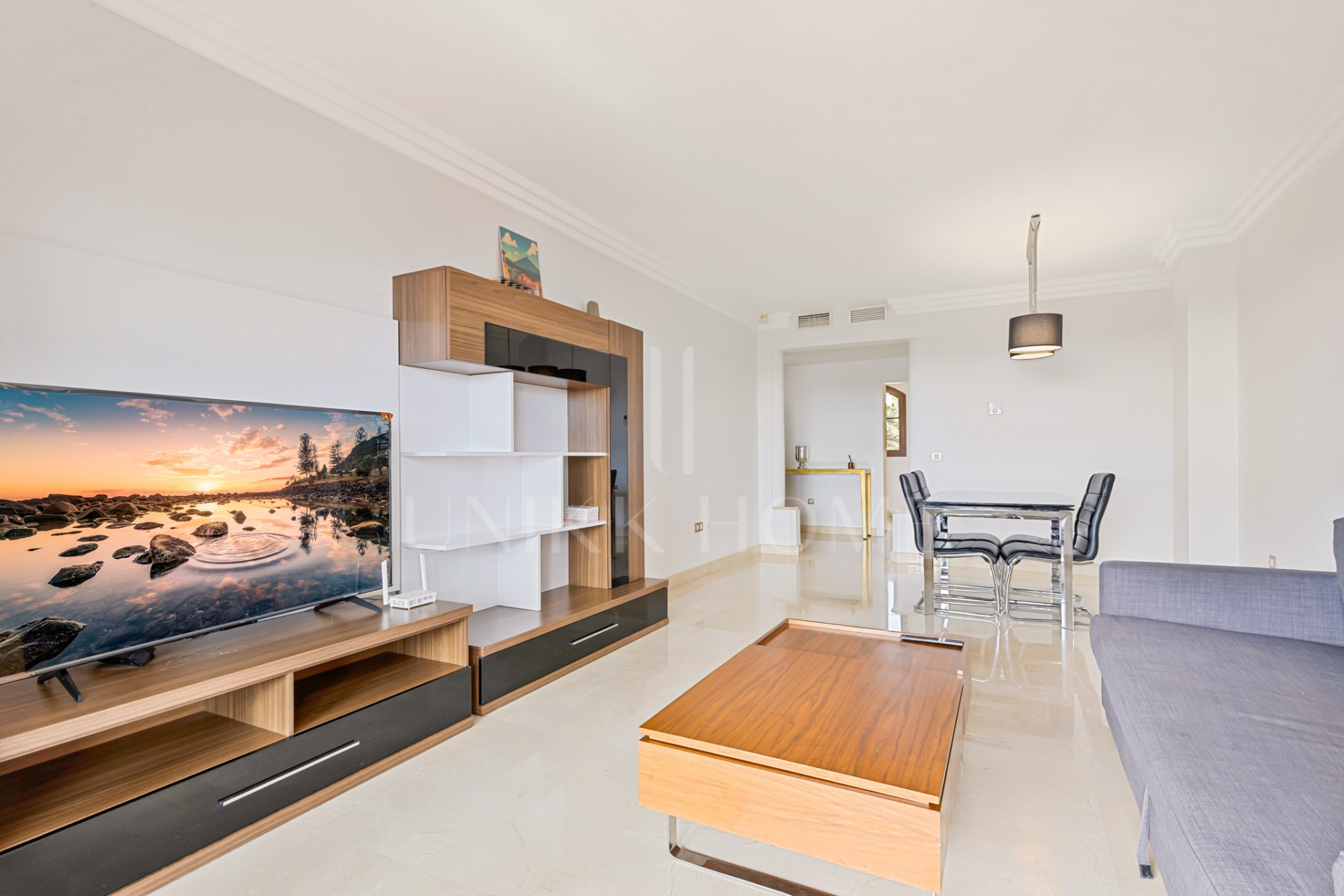 Light filled, well maintained apartment with excellent views in Gazules del Sol.
