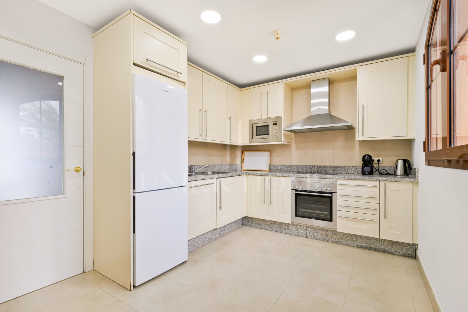 Light filled, well maintained apartment with excellent views in Gazules del Sol.