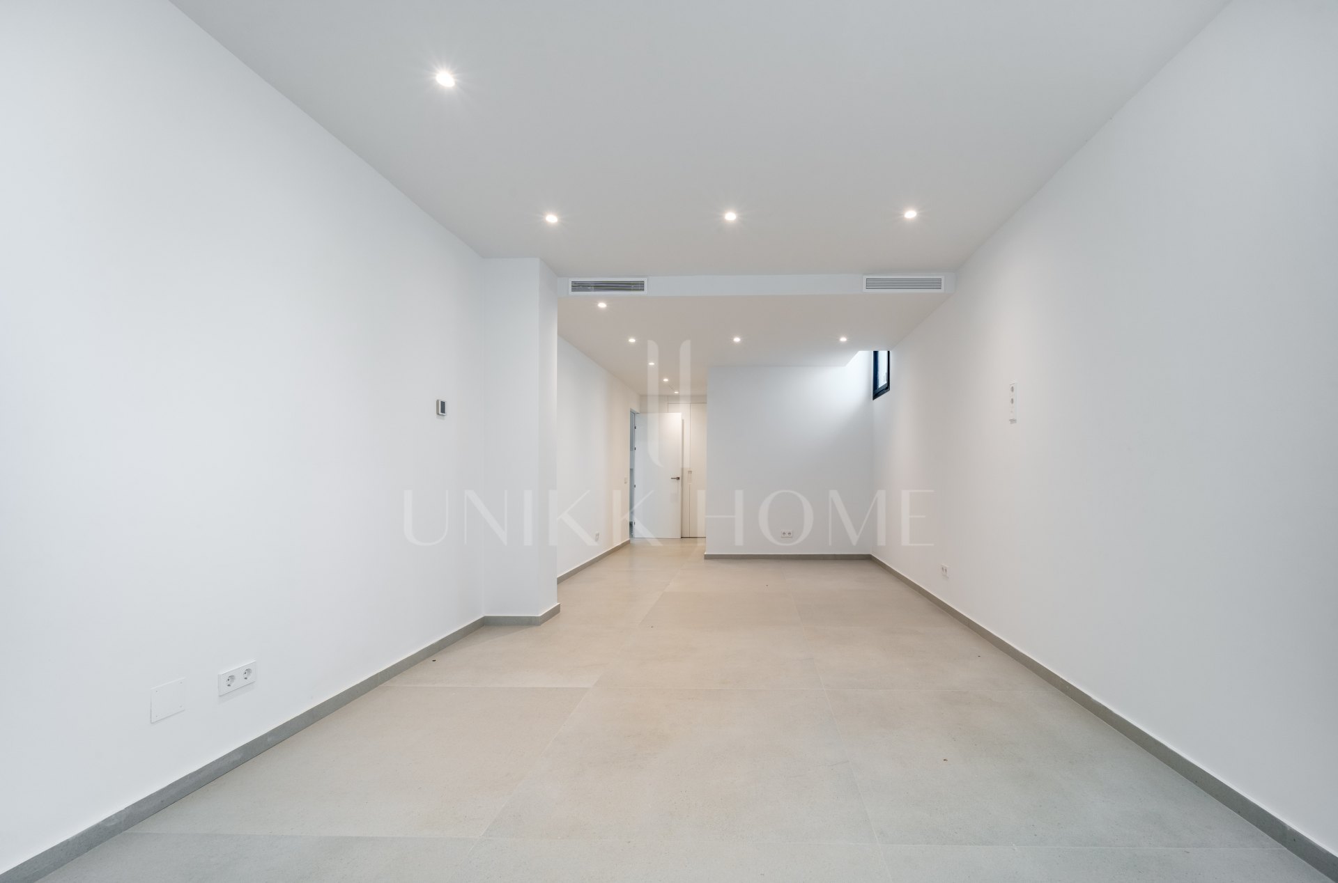 This newly completed modern villa is located in Elviria, one of the most sought-after residential areas in East Marbella.