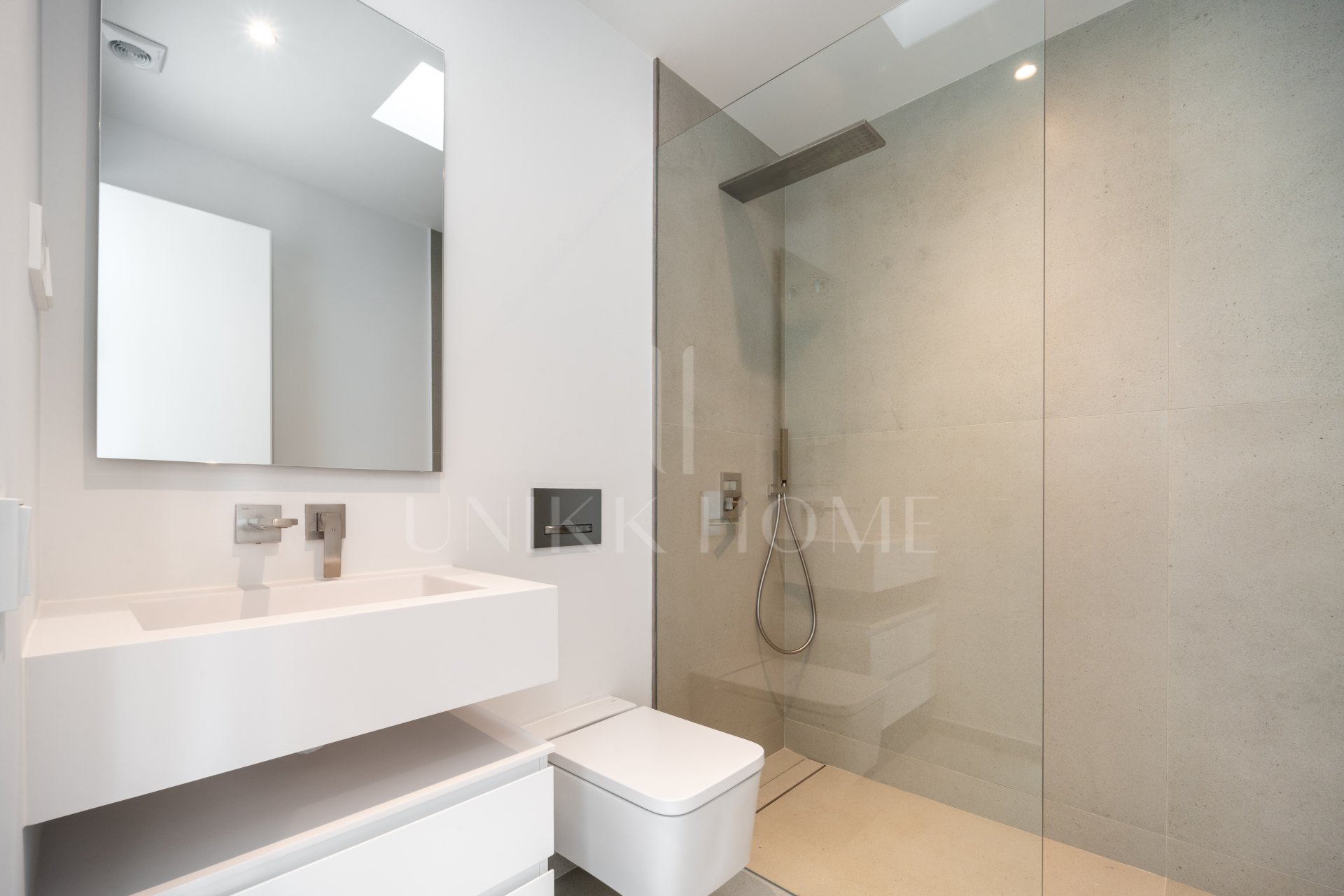 This newly completed modern villa is located in Elviria, one of the most sought-after residential areas in East Marbella.