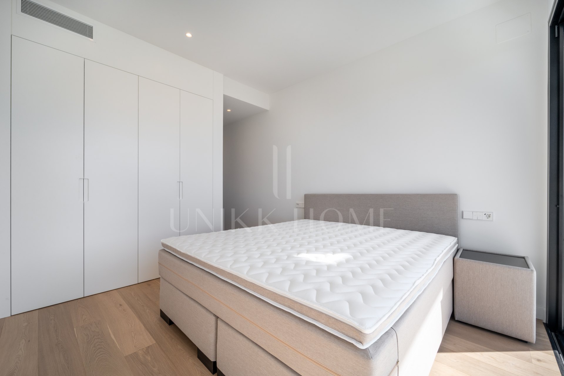 This newly completed modern villa is located in Elviria, one of the most sought-after residential areas in East Marbella.