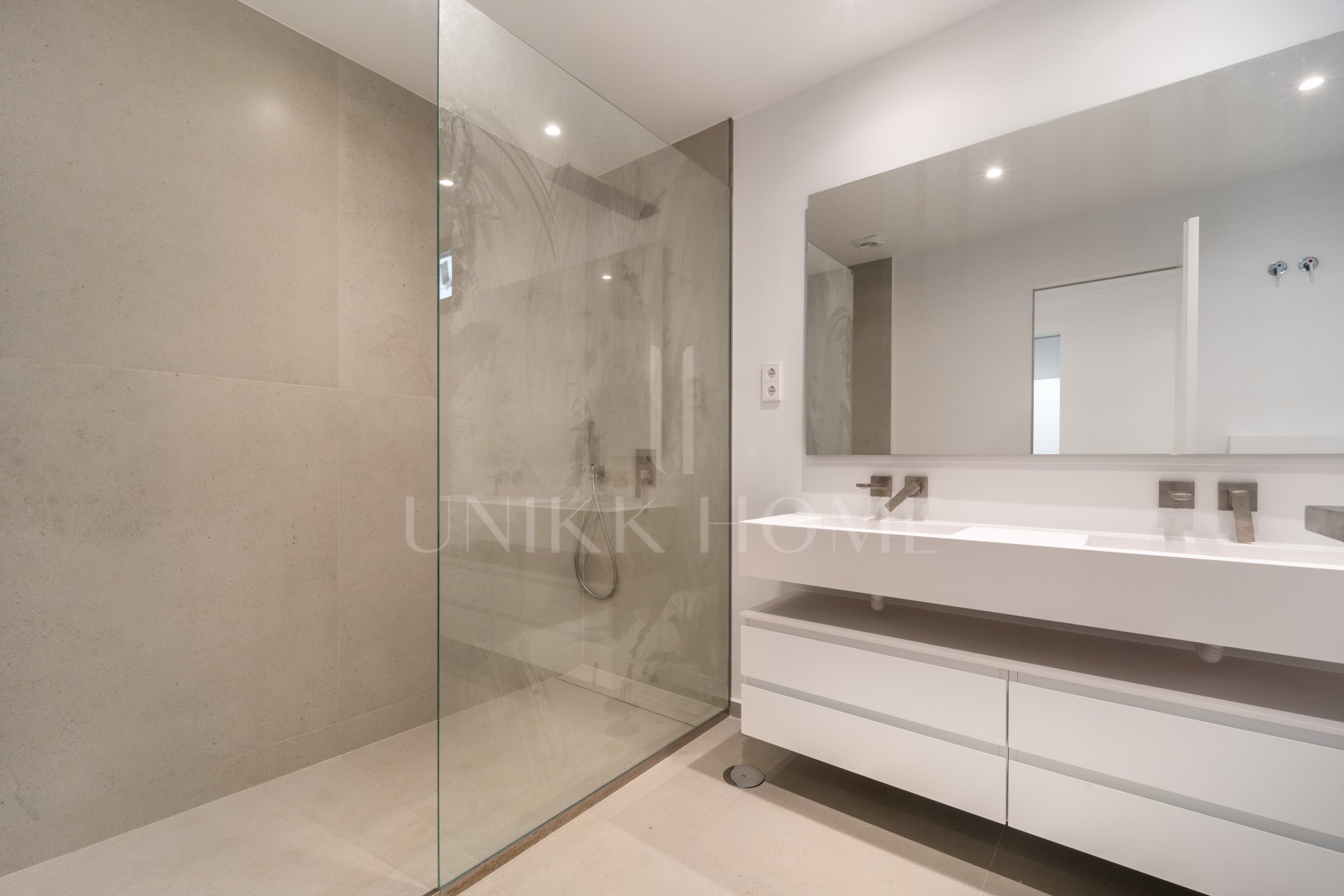 This newly completed modern villa is located in Elviria, one of the most sought-after residential areas in East Marbella.