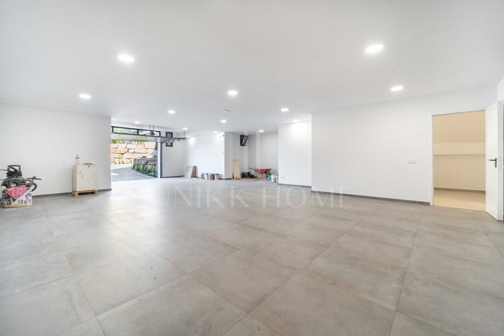 This newly completed modern villa is located in Elviria, one of the most sought-after residential areas in East Marbella.