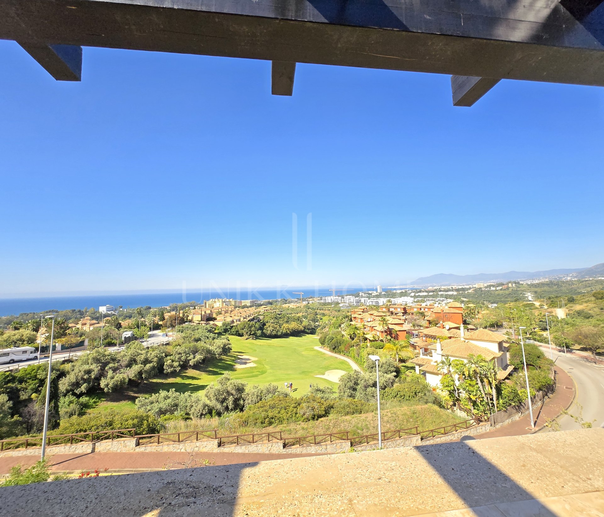Exclusive Townhouse with panoramic sea, mountain, and golf course views, located in the highly sought-after Santa Clara Golf urbanisation.