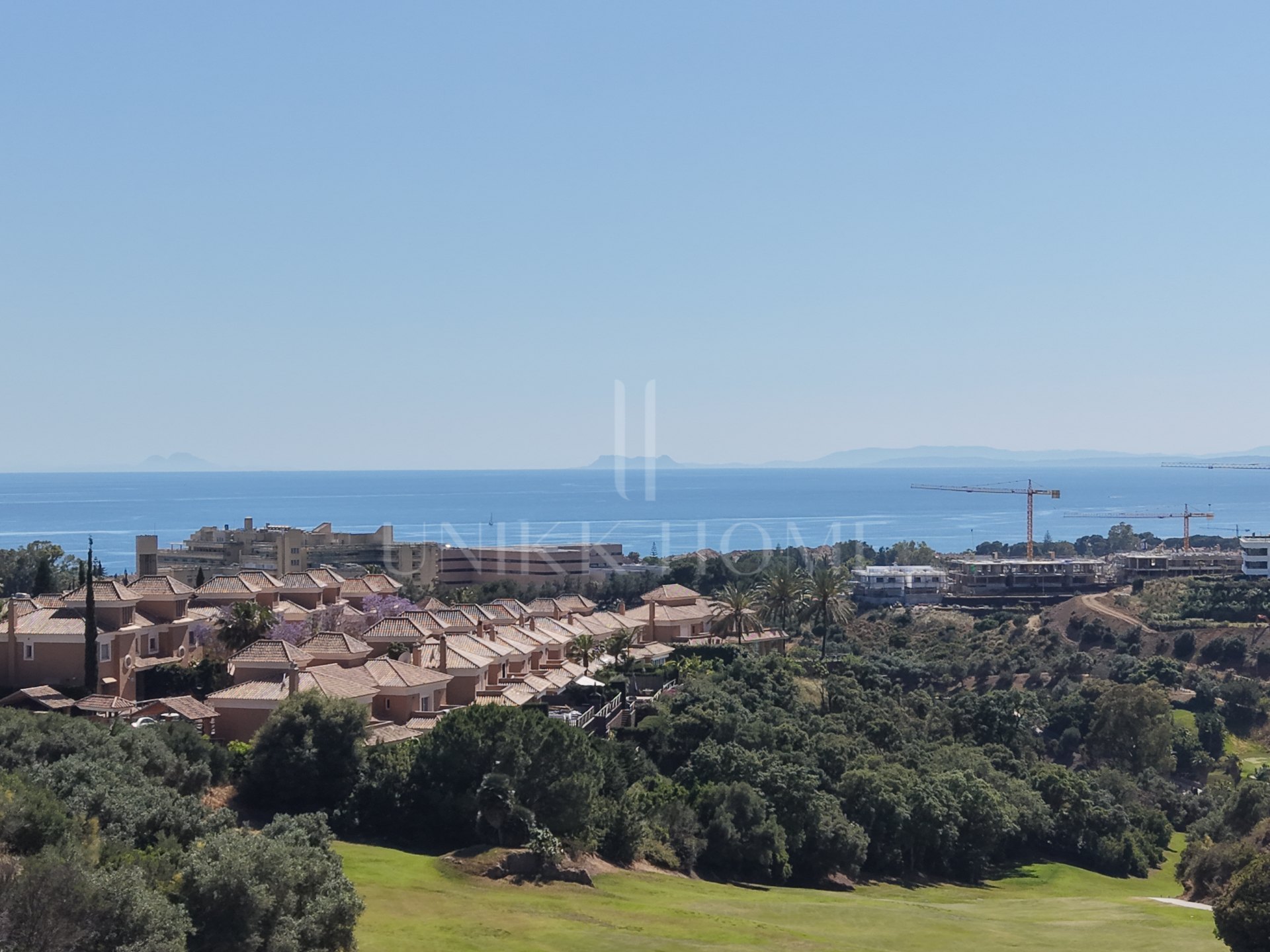 Exclusivo Townhouse con vistas panorámicas al mar, montaña y campo de golf, situado en la solicitada urbanización de Santa Clara Golf.