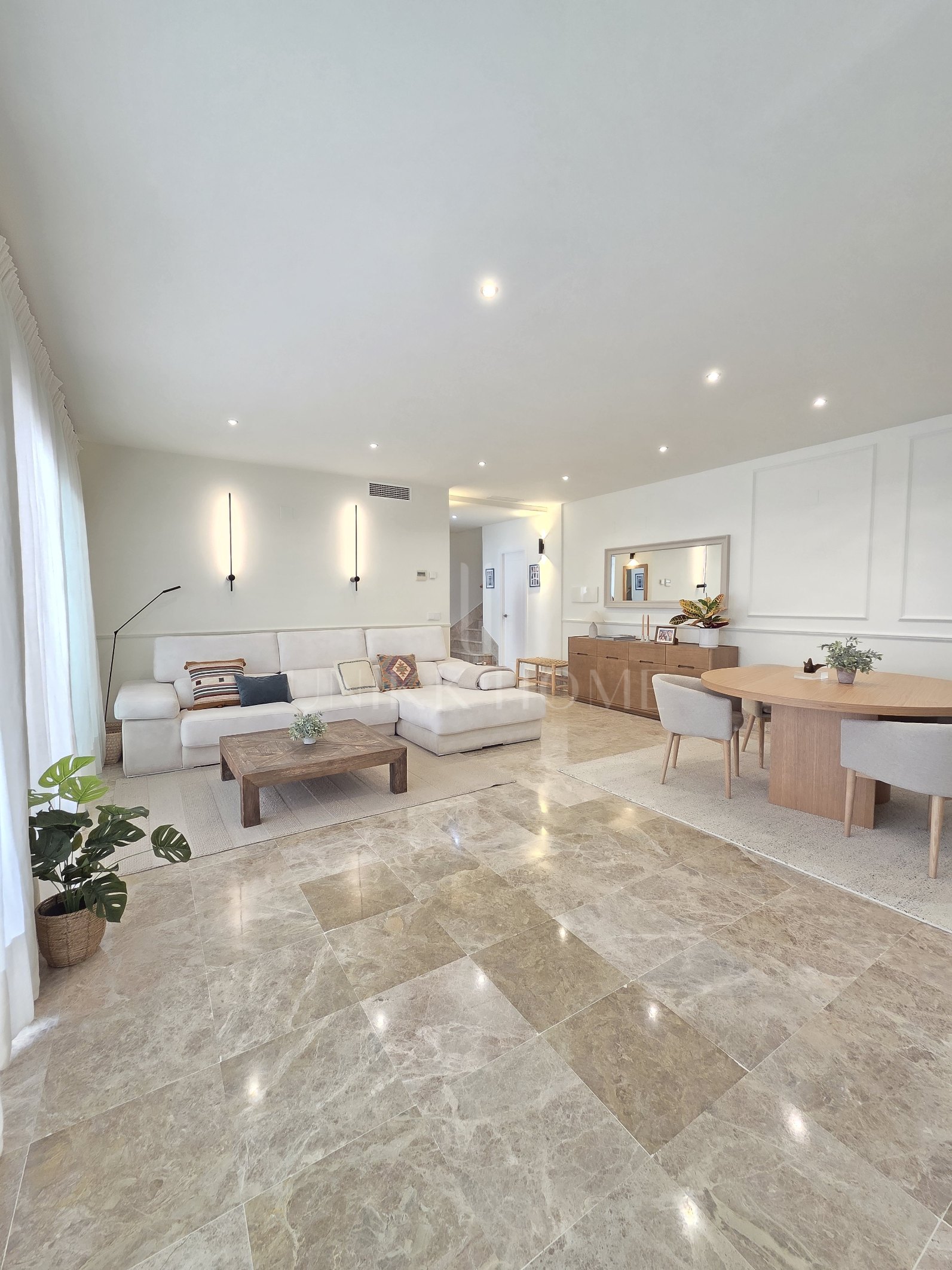 Exclusive Townhouse with panoramic sea, mountain, and golf course views, located in the highly sought-after Santa Clara Golf urbanisation.