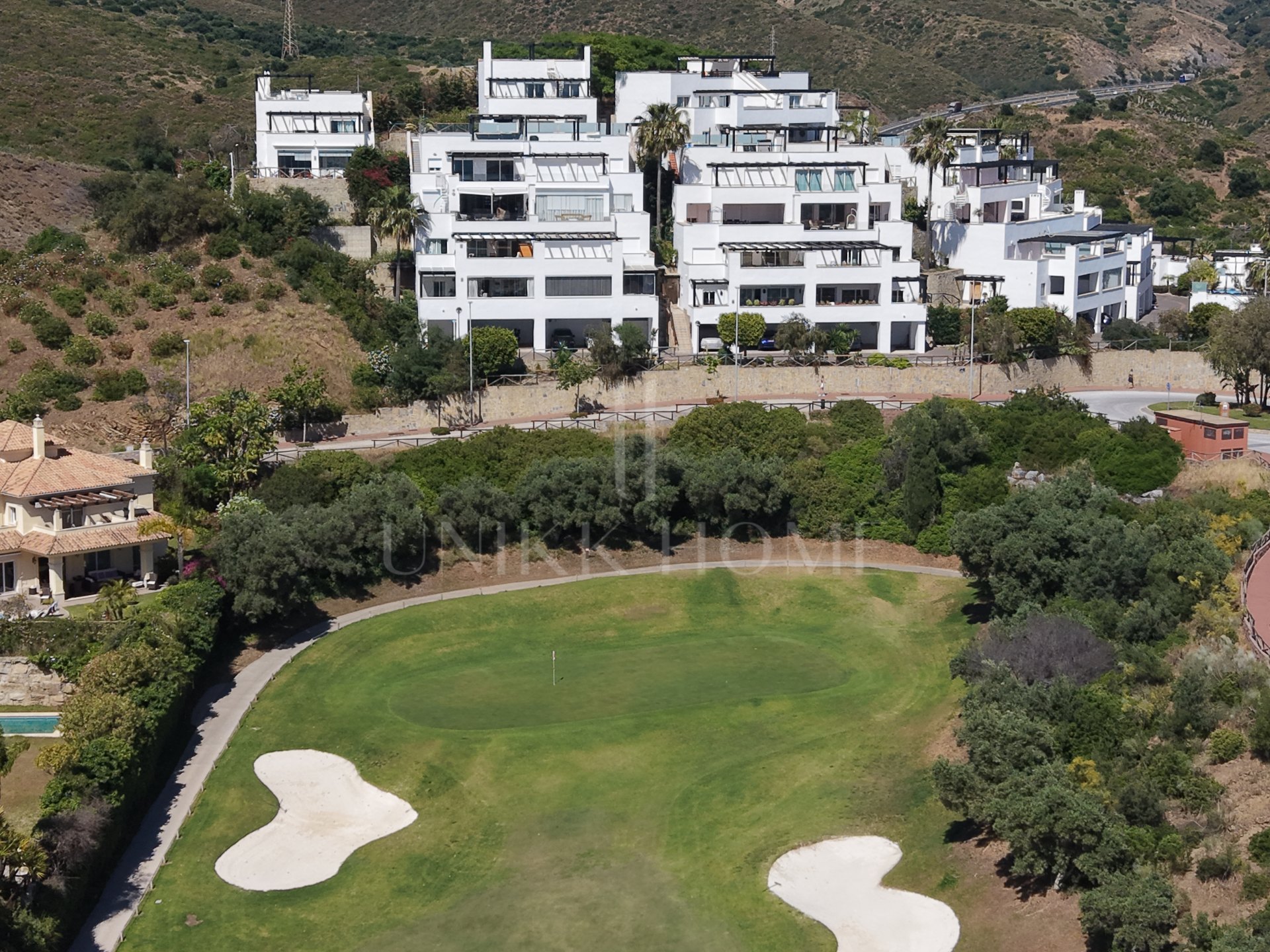 Exclusivo Townhouse con vistas panorámicas al mar, montaña y campo de golf, situado en la solicitada urbanización de Santa Clara Golf.