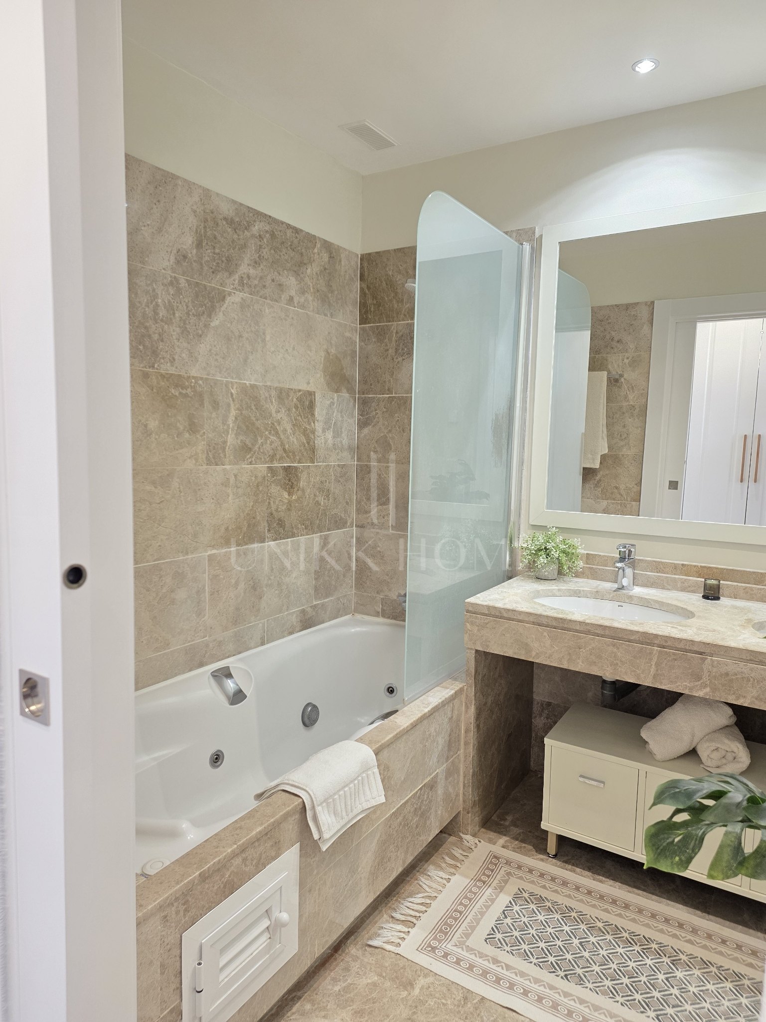 Exclusive Townhouse with panoramic sea, mountain, and golf course views, located in the highly sought-after Santa Clara Golf urbanisation.