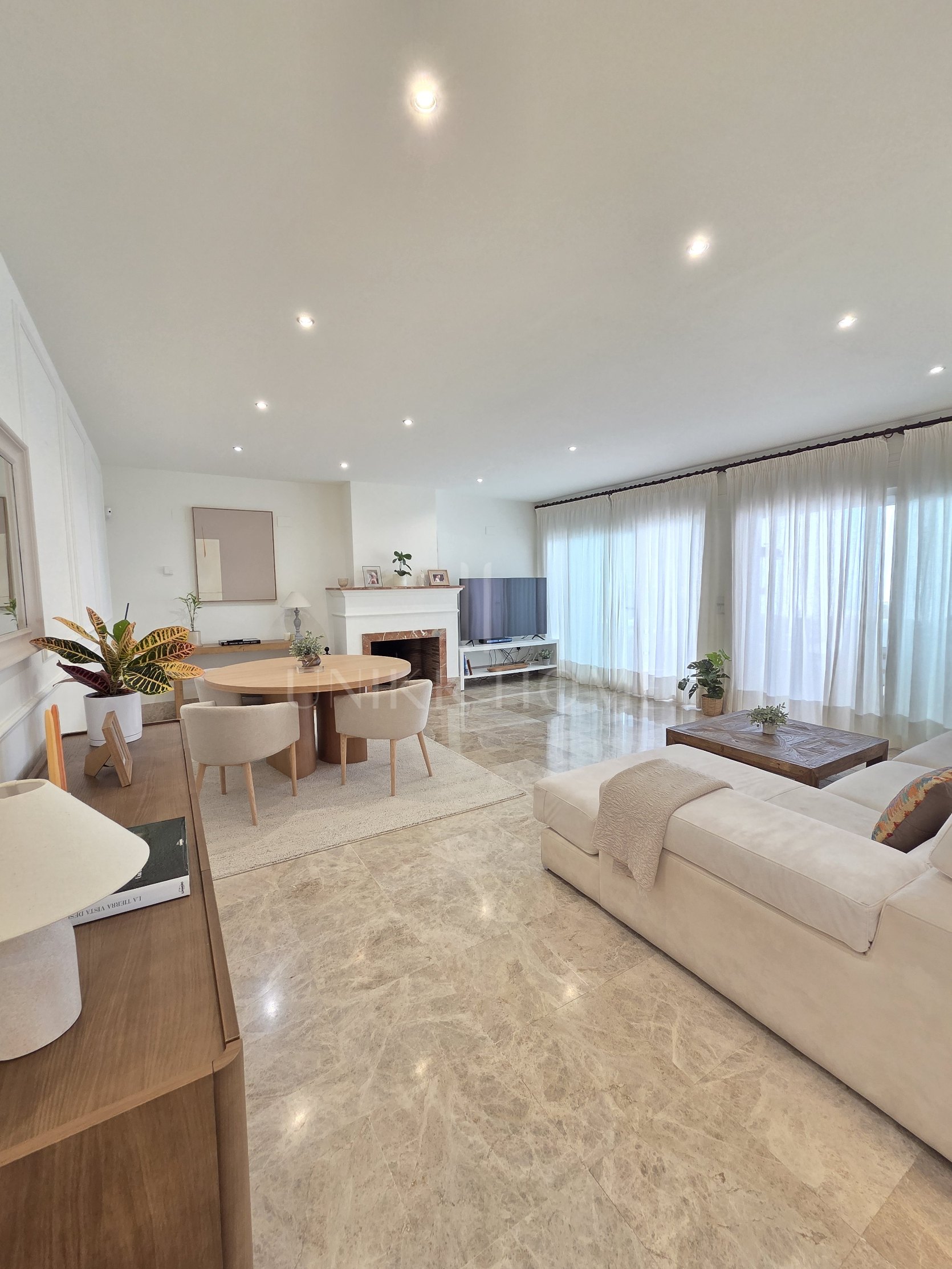 Exclusive Townhouse with panoramic sea, mountain, and golf course views, located in the highly sought-after Santa Clara Golf urbanisation.
