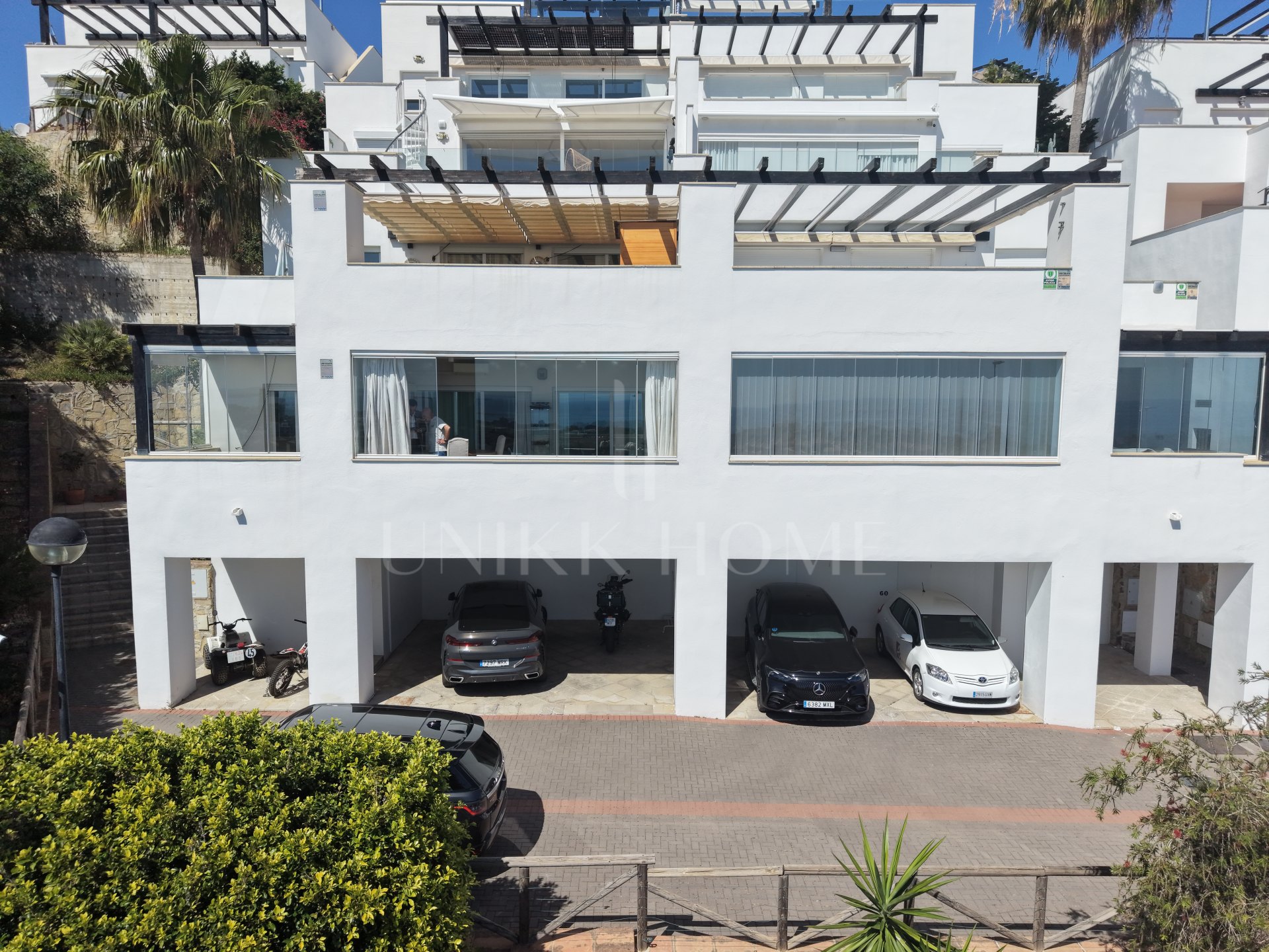 Exclusive Townhouse with panoramic sea, mountain, and golf course views, located in the highly sought-after Santa Clara Golf urbanisation.