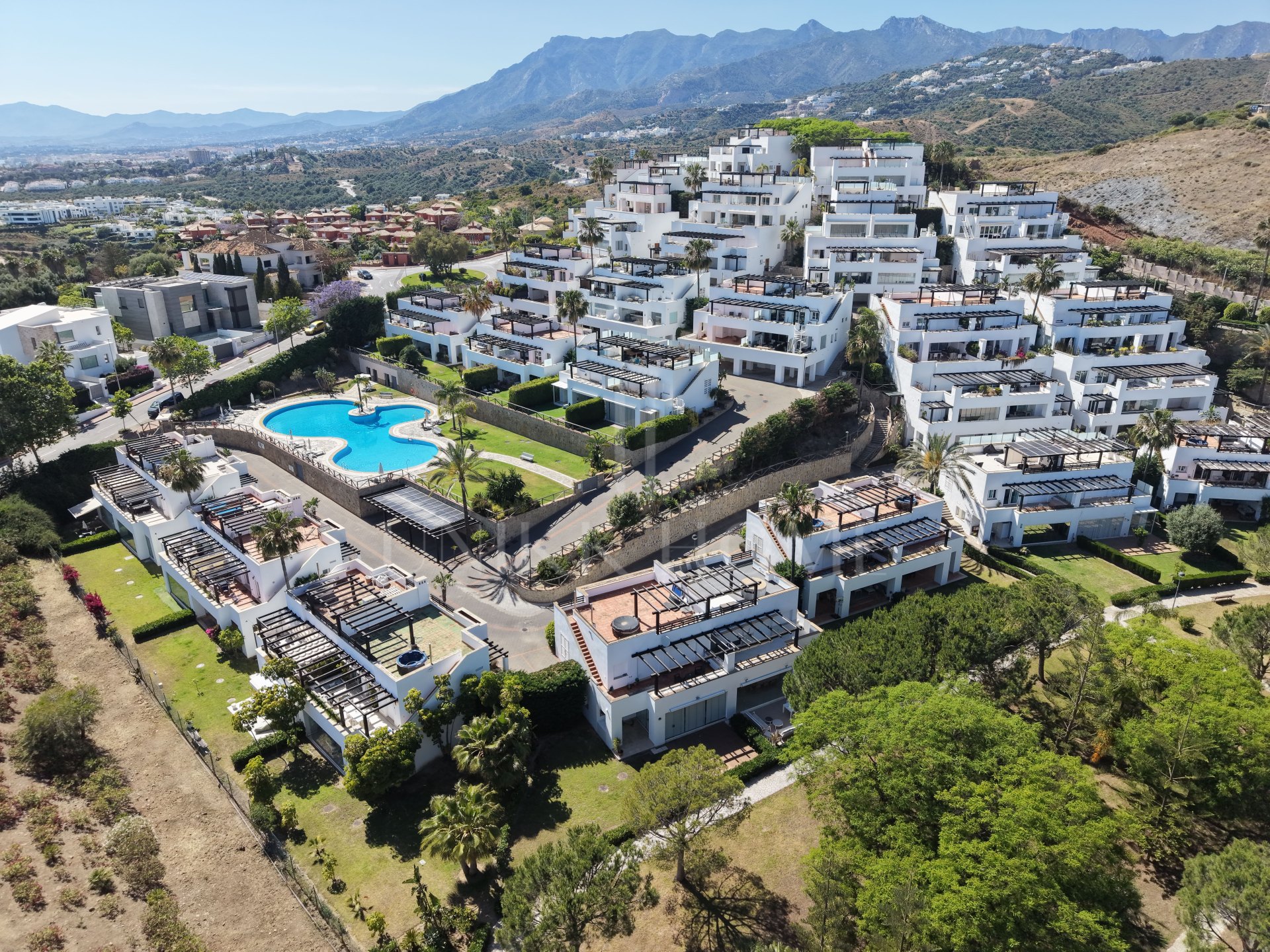 Exclusivo Townhouse con vistas panorámicas al mar, montaña y campo de golf, situado en la solicitada urbanización de Santa Clara Golf.
